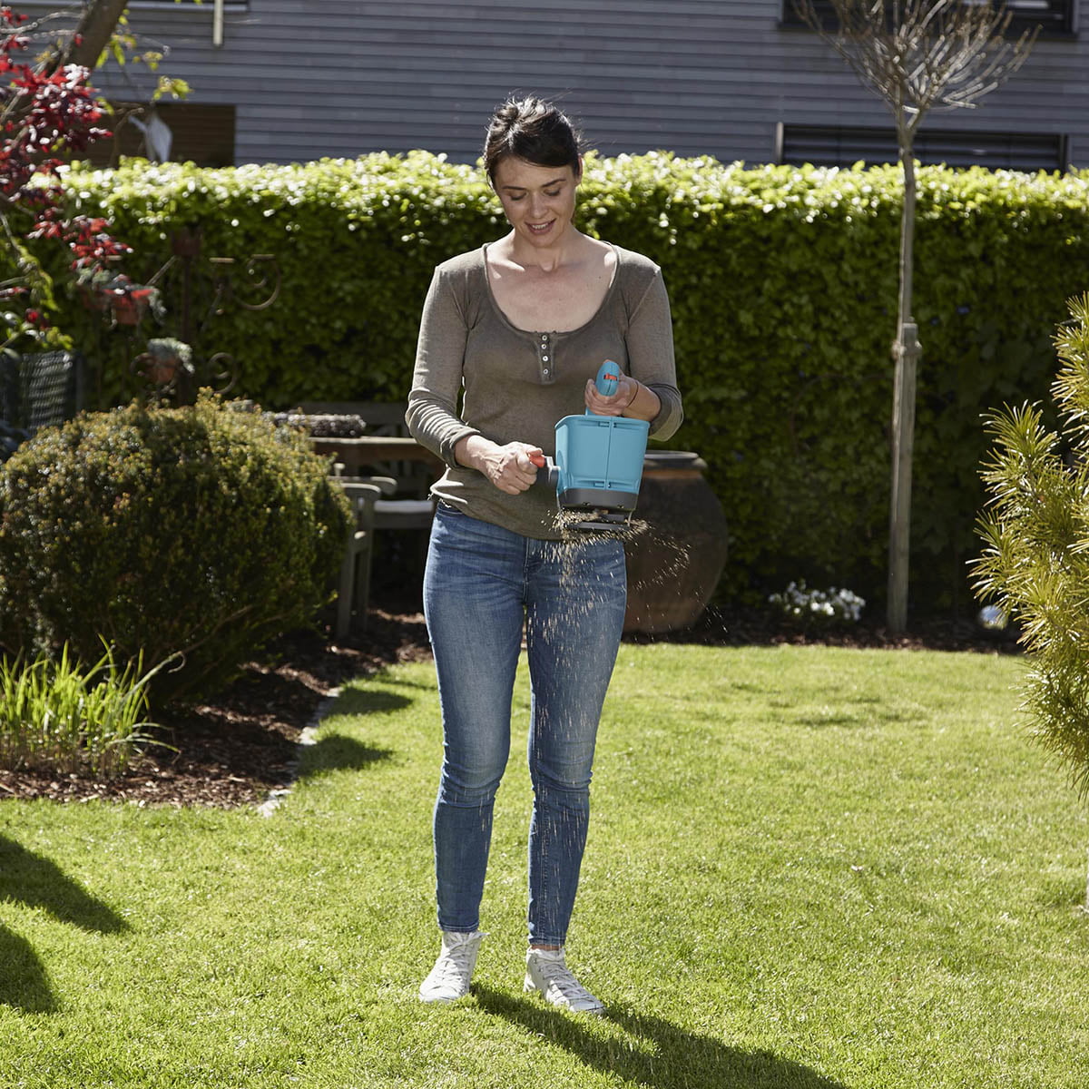 Gardena Håndspreder er optimal til å spre gjødsel og veisalt på mindre områder.