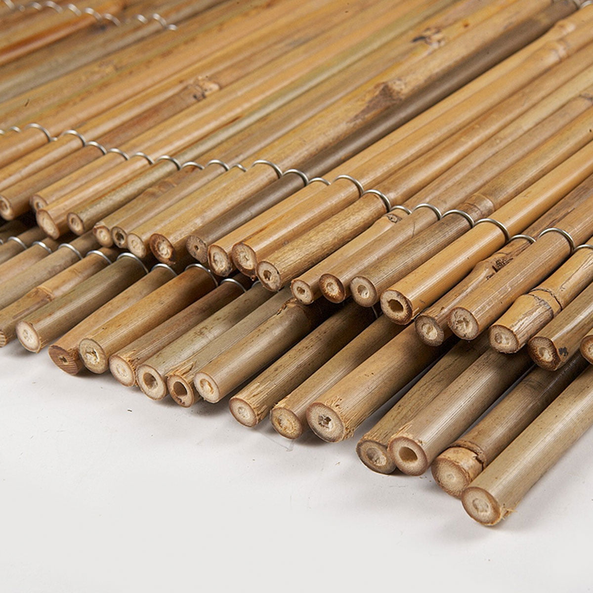 Levegg av bambus er laget av tynne, lange og fleksible bambusrør som er bundet sammen til ulike høyder.