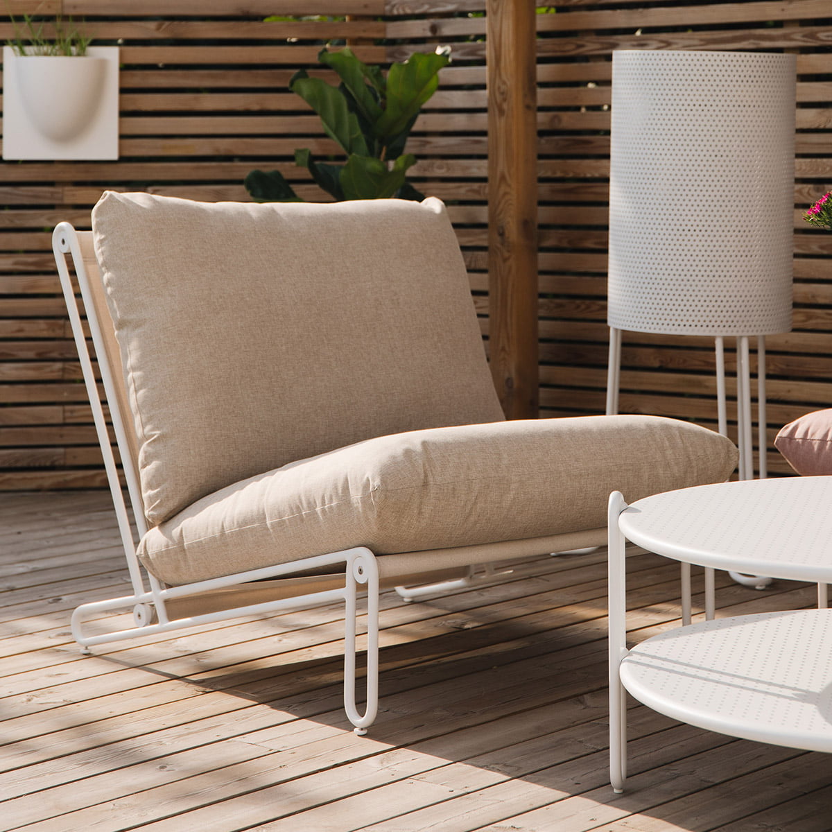 Moderne, byggbar sofa/stol i loungestil med aluminiumsstamme og sete i textilene.