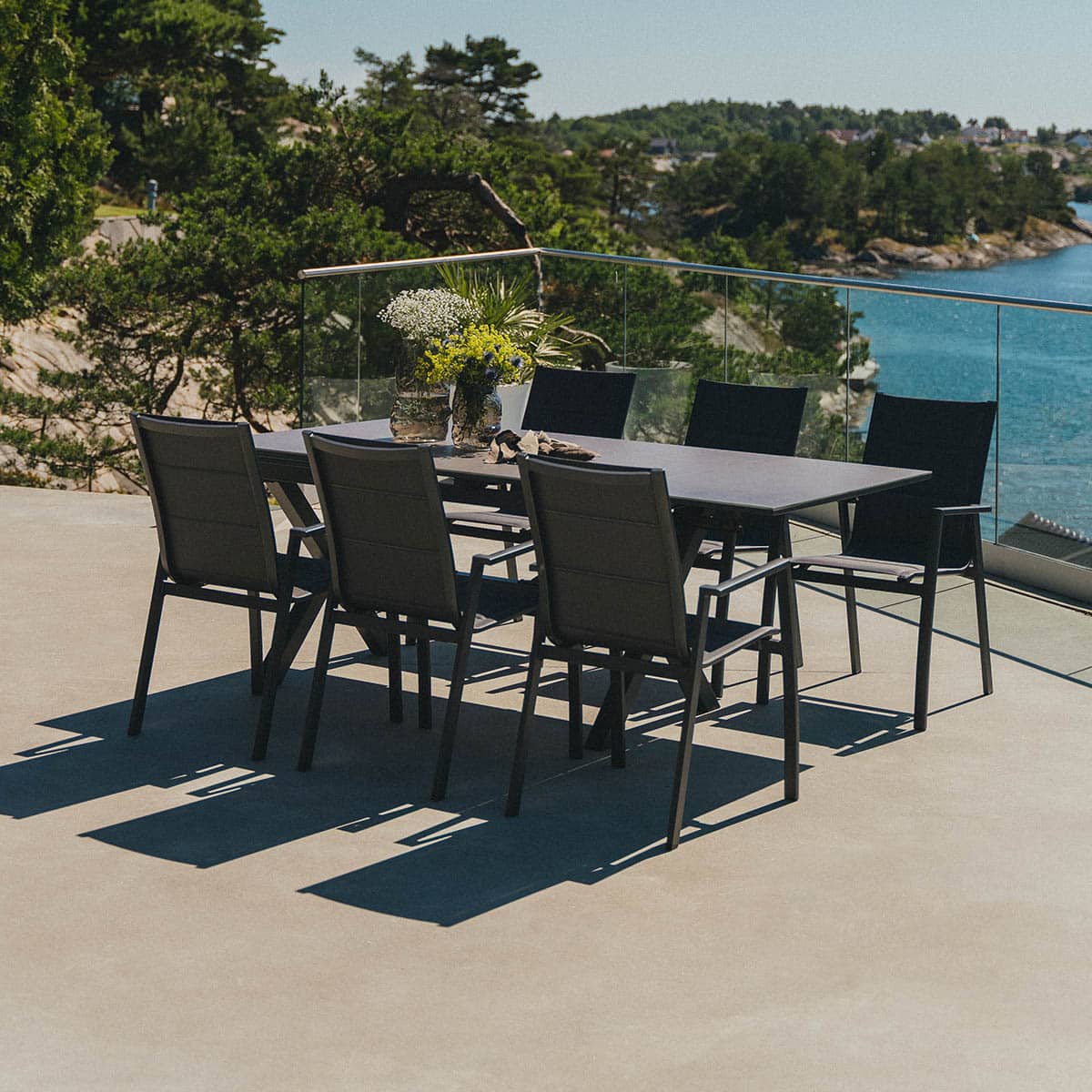Spisebord i aluminium som er vedlikeholdsfritt med 6 stoler som kan stables.