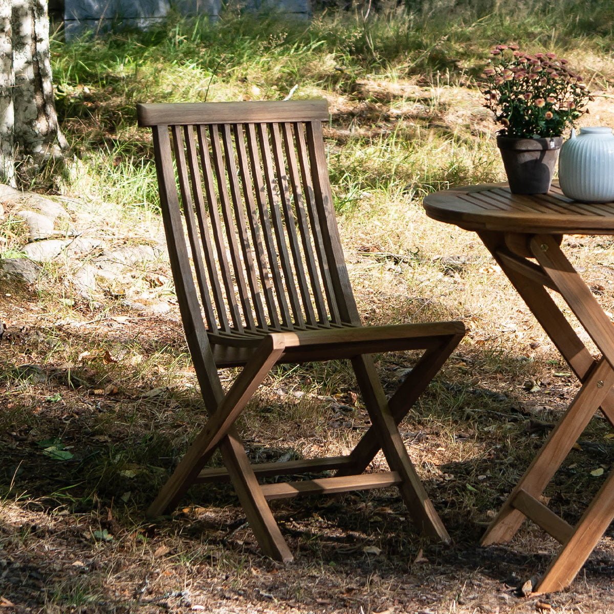 Klassisk klappstol i teak, som passer fint både på terrassen og i hagen. Stolen er sammenleggbar