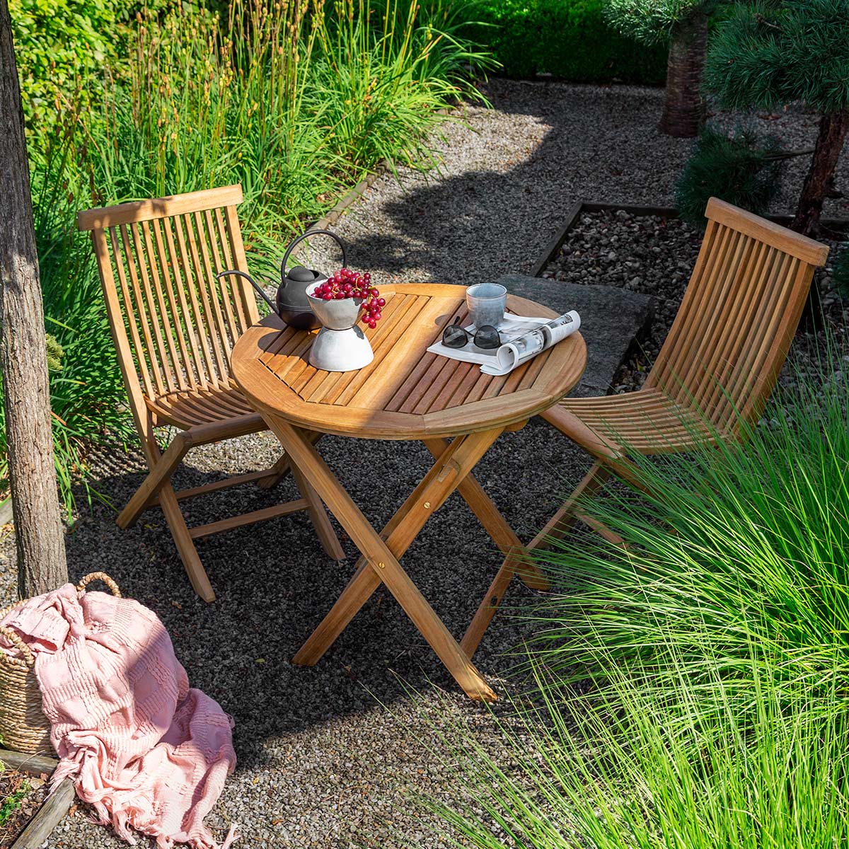 Klassisk kafèsett i teak, passer fint både på terrassen og i hagen. Stoler og bordet er sammenleggbare