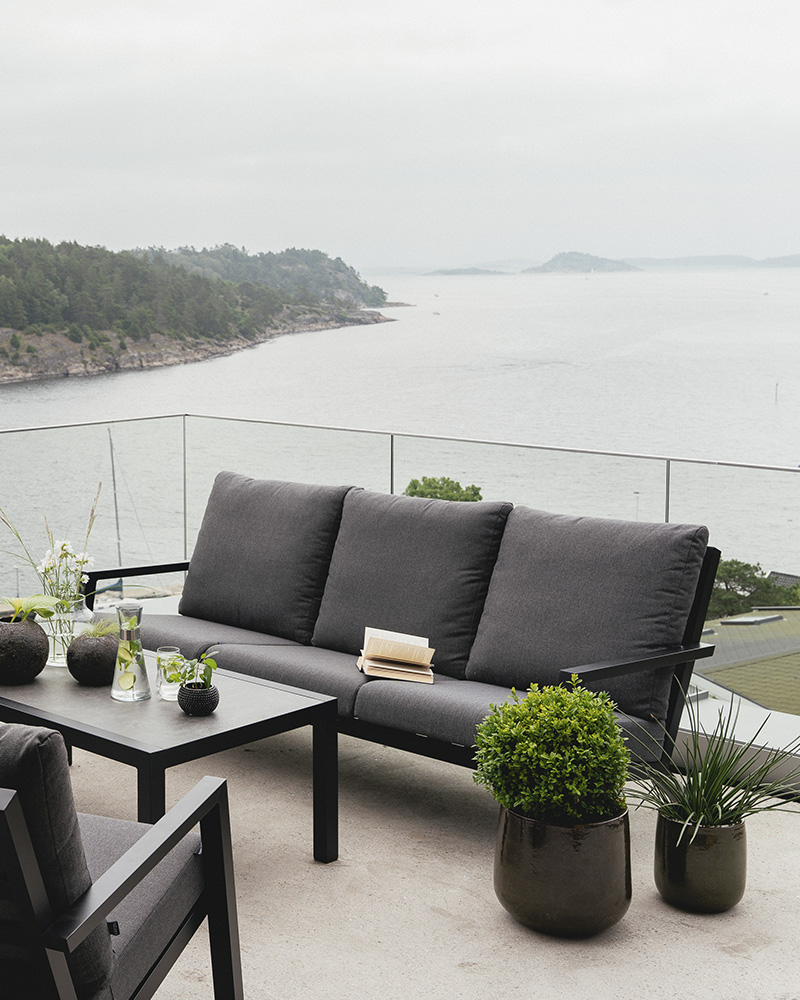 grå 3-seter sofa på veranda