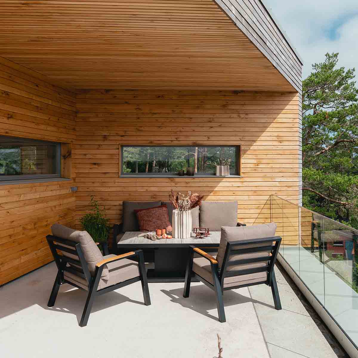 sofagruppe til hagen eller terrassen i sort med brune puter. Heve og senke-bord. 