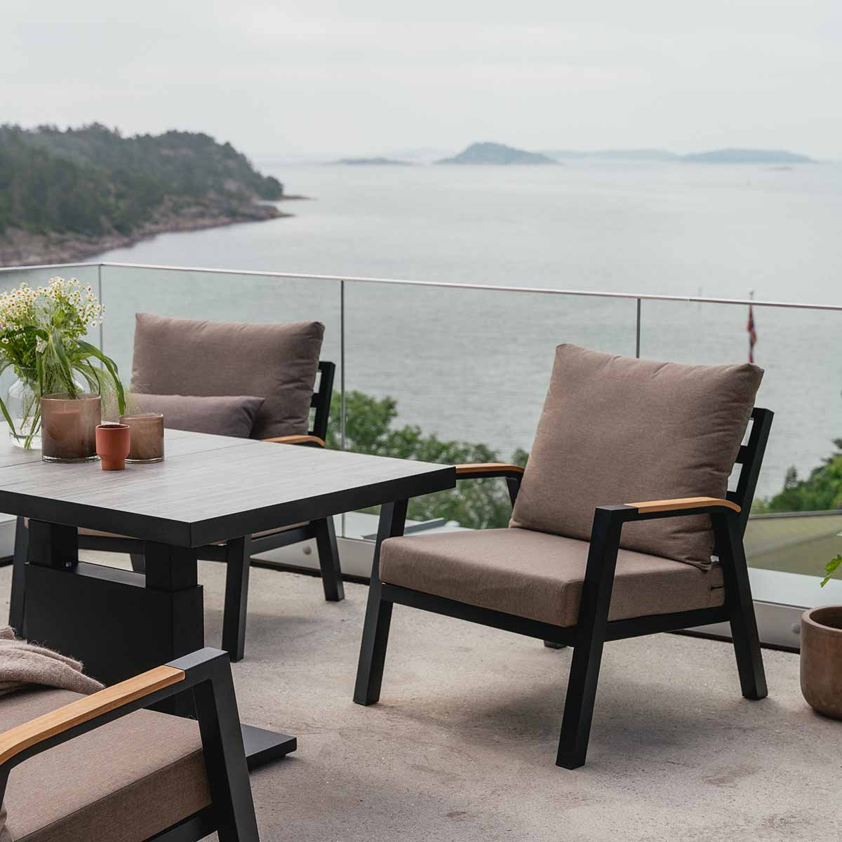 sofagruppe til hagen eller terrassen i sort med brune puter. Heve og senke-bord. 