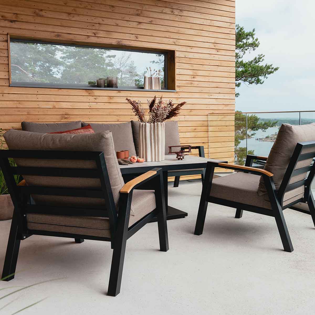 sofagruppe til hagen eller terrassen i sort med brune puter. Bakside av stilen vises.