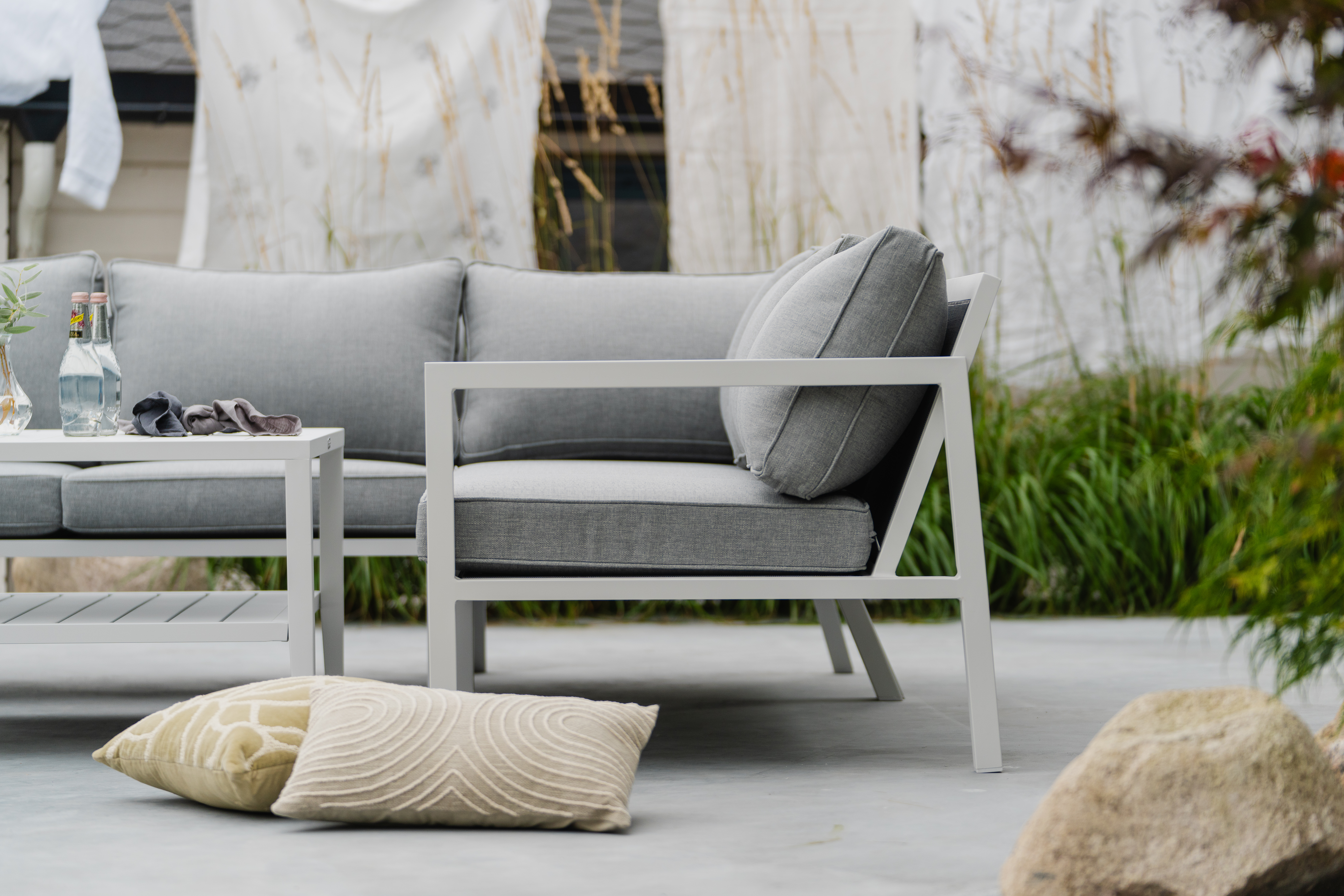 Belfort er en moderne loungemøbel gruppe med svært god sittekomfort. Den finnes i matt hvit eller matt sort aluminium