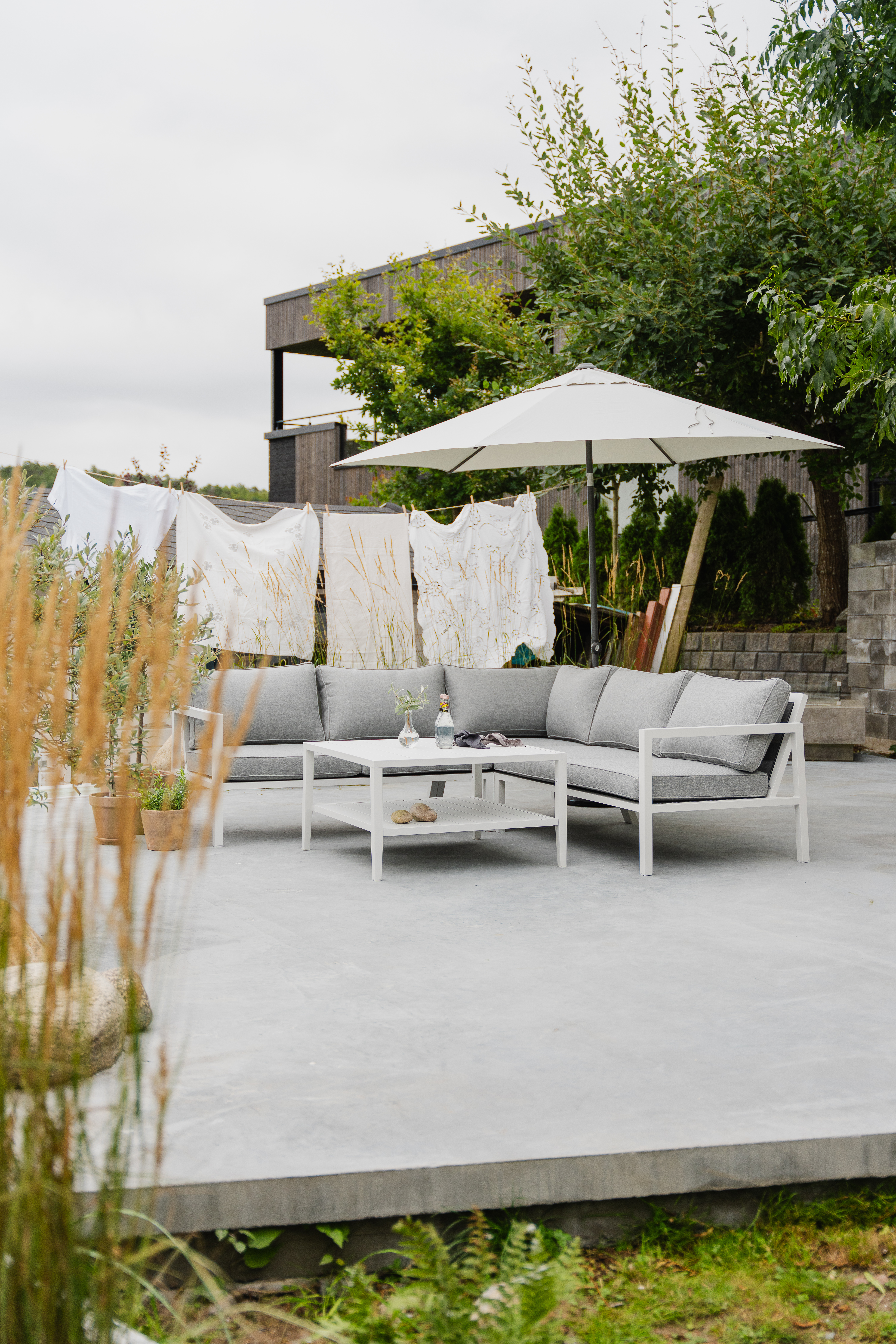 Belfort er en moderne loungemøbel gruppe med svært god sittekomfort. Den finnes i matt hvit eller matt sort aluminium