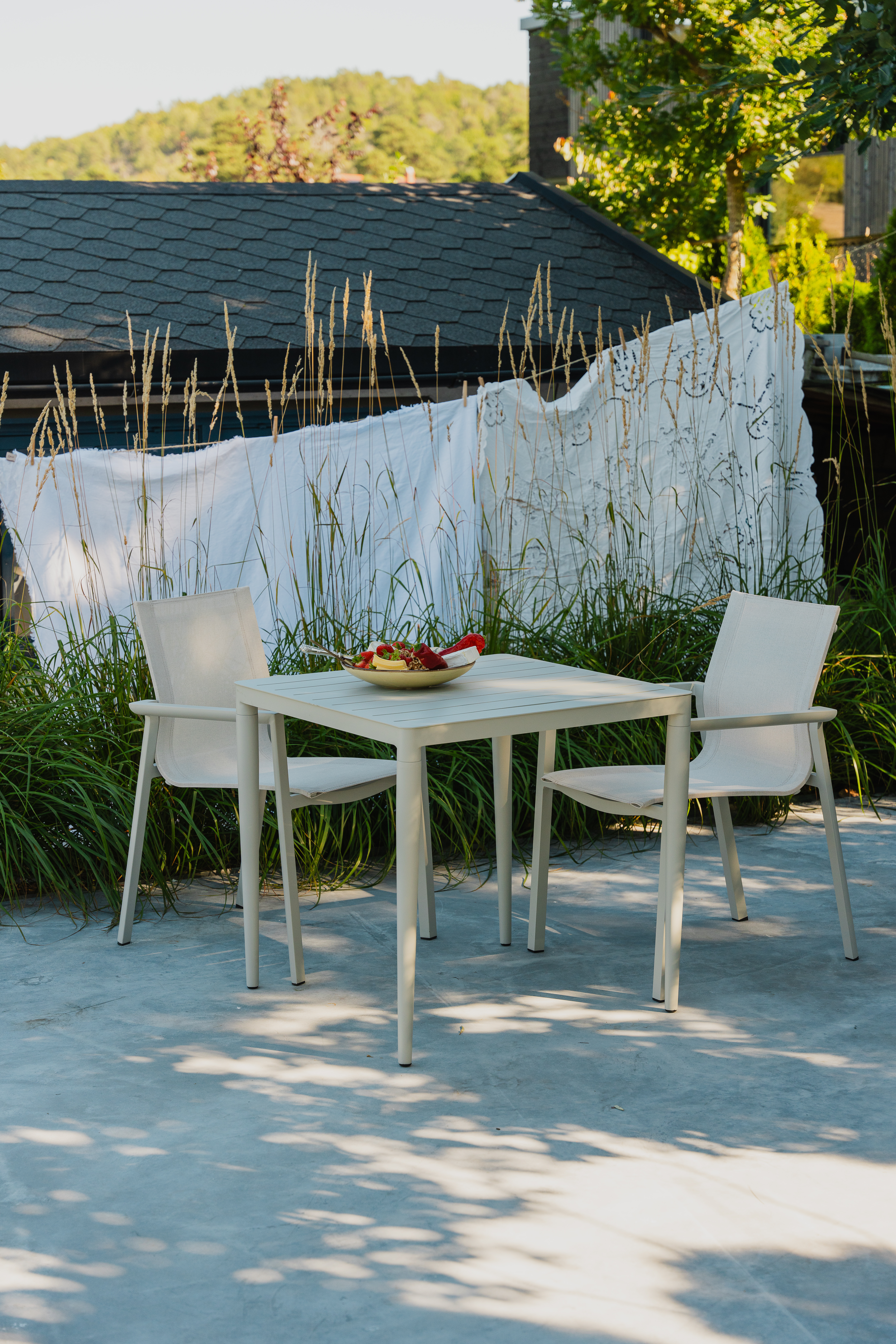 cafesett med to stoler og bord i lys sandfarget aluminium
