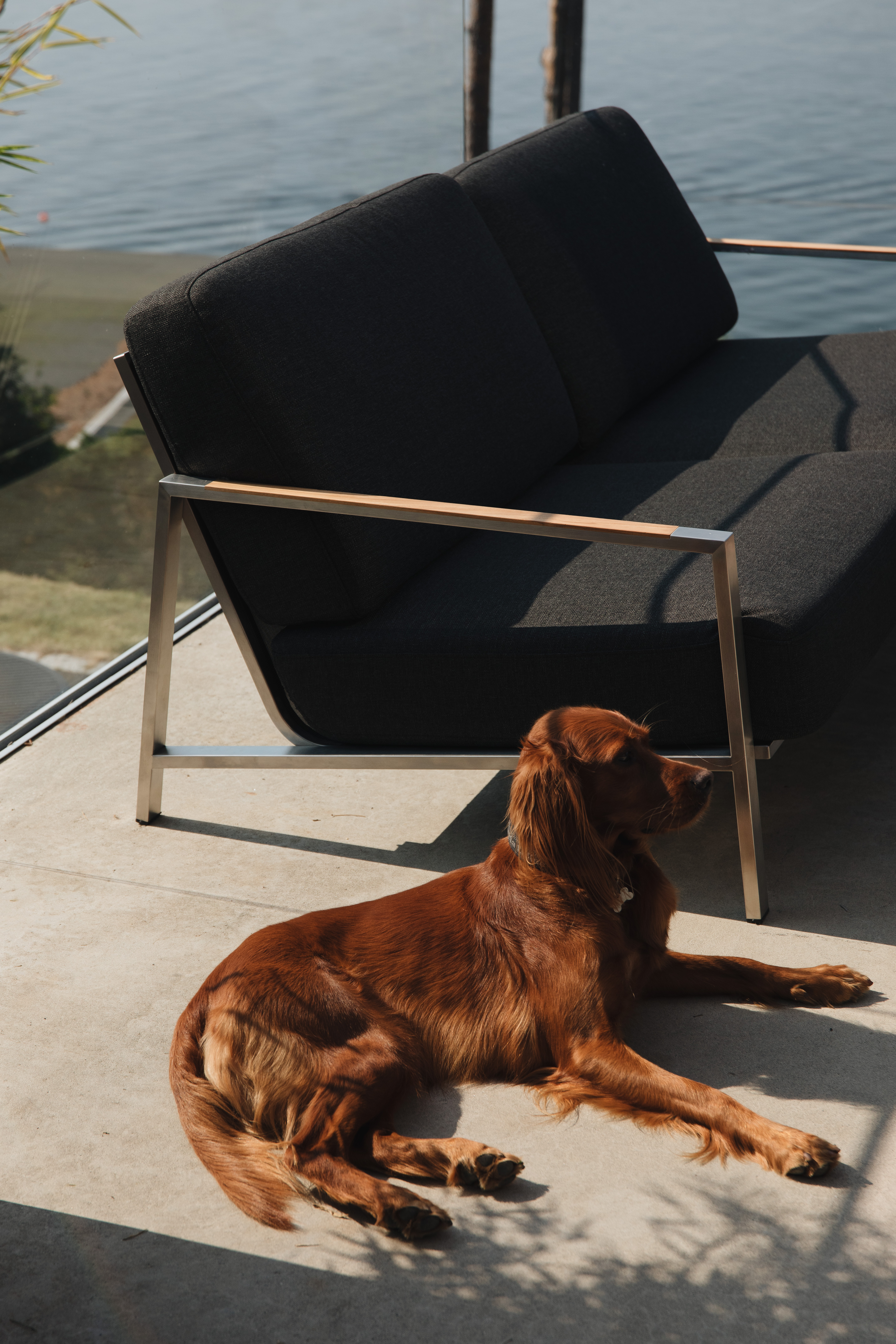 Sofagruppe i rustfritt stål med fantastisk sittekomfort, puter i skum, høy tetthet og polstring av foret olefinmateriale. vannavstøtende og UV bestandig.