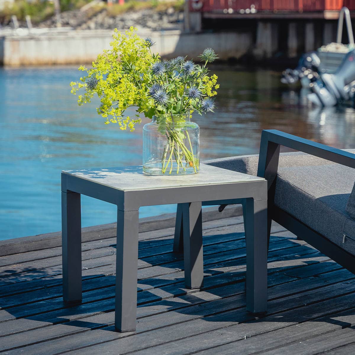 Sidebord i  aluminium som passer til Lindøy-serien.