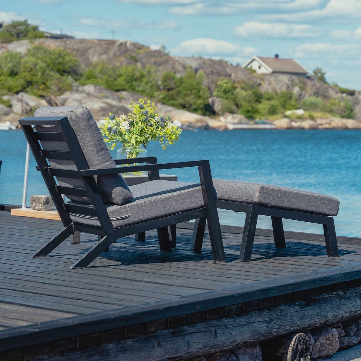 Lindøy serien består av vedlikeholdsfrie hagemøbler i aluminium med olefinuter.
