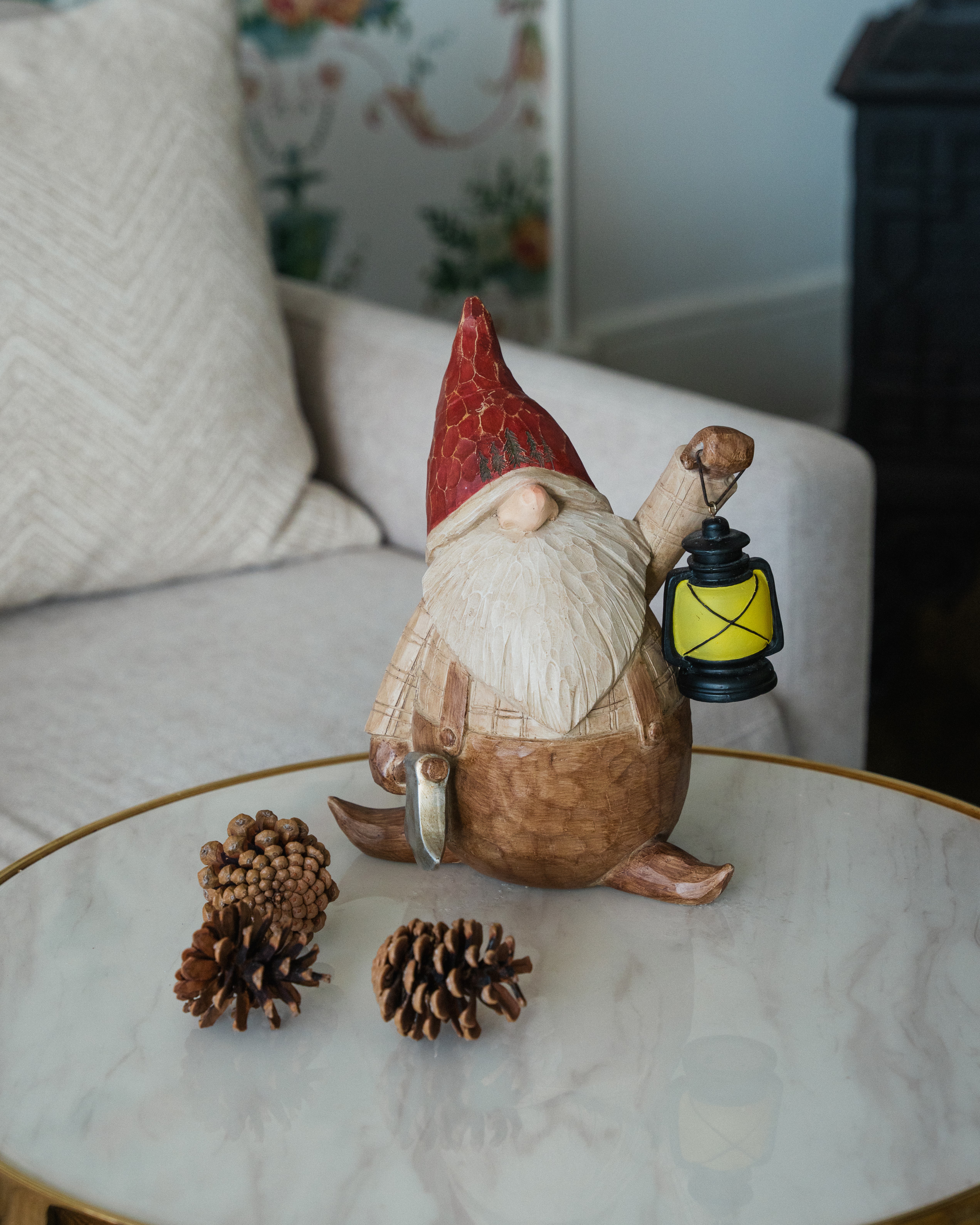 Koselig nisse med lykt på marmorbord