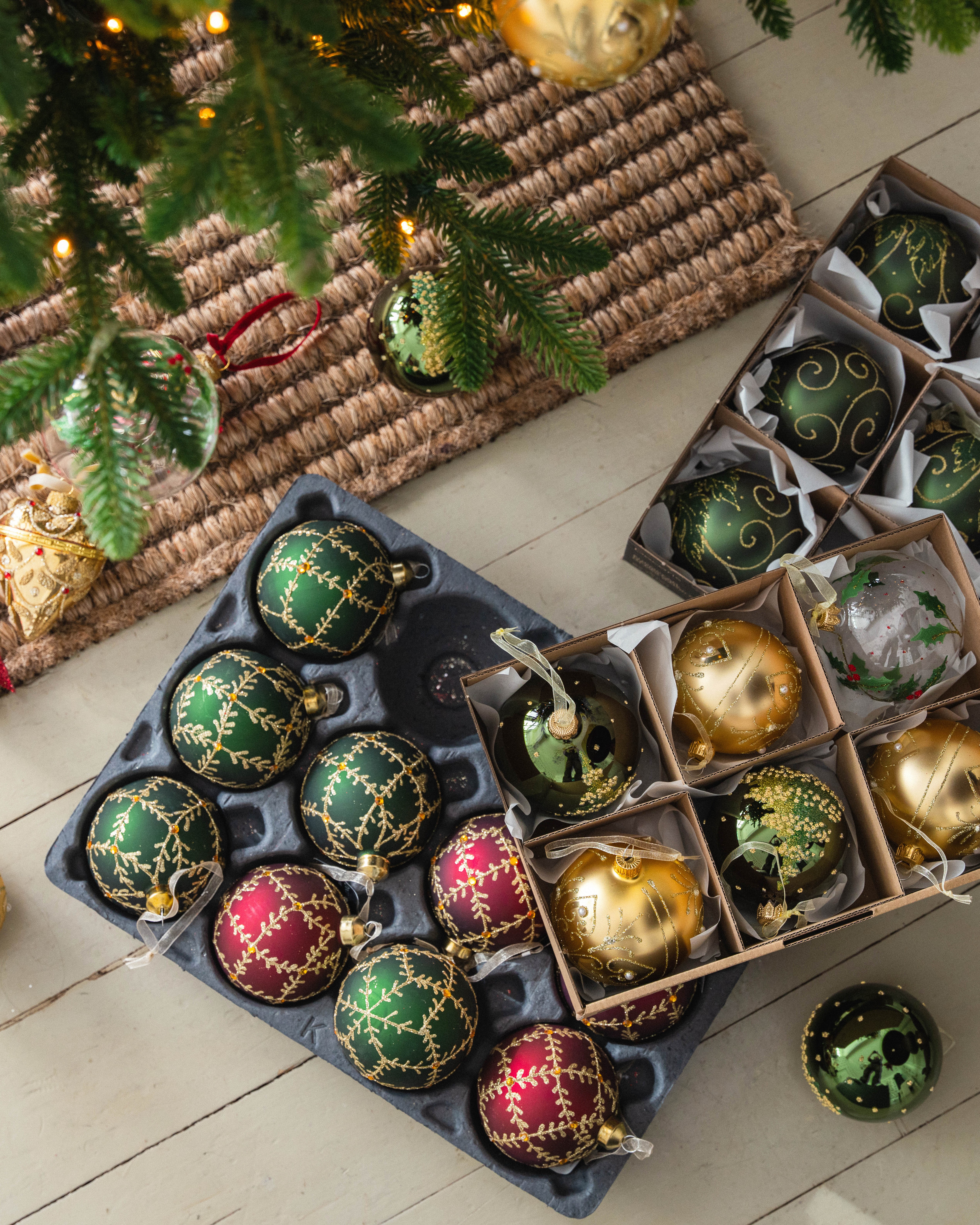 Julekuler i eske under juletre