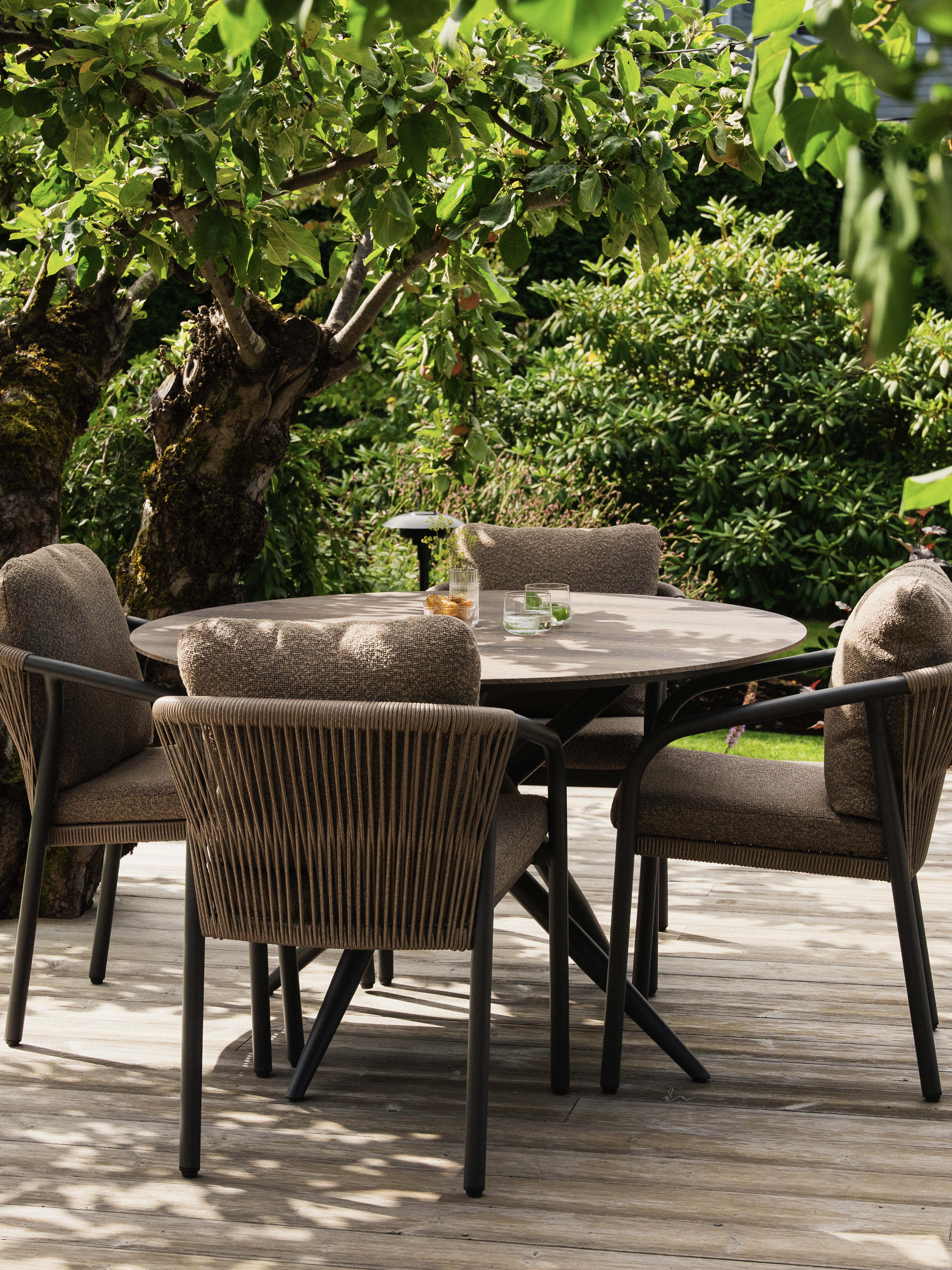 Spisegruppe i værbestandig materiale. Høy komfort! Rotting og flett. 