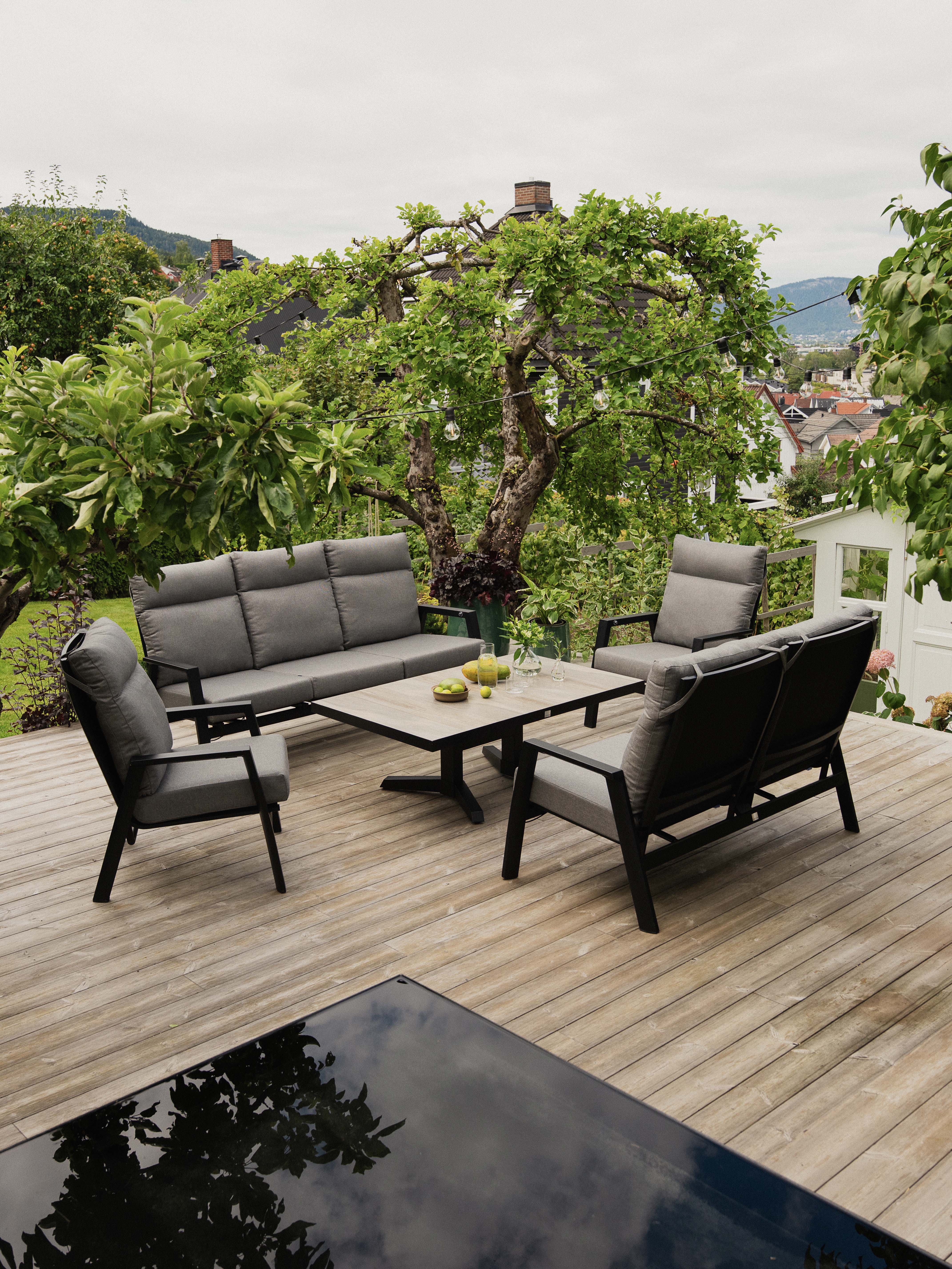 Flott og komfortabel sofagruppe i sort aluminium med beige puter. Sofaer og lenestoler med reclinerfunksjon.