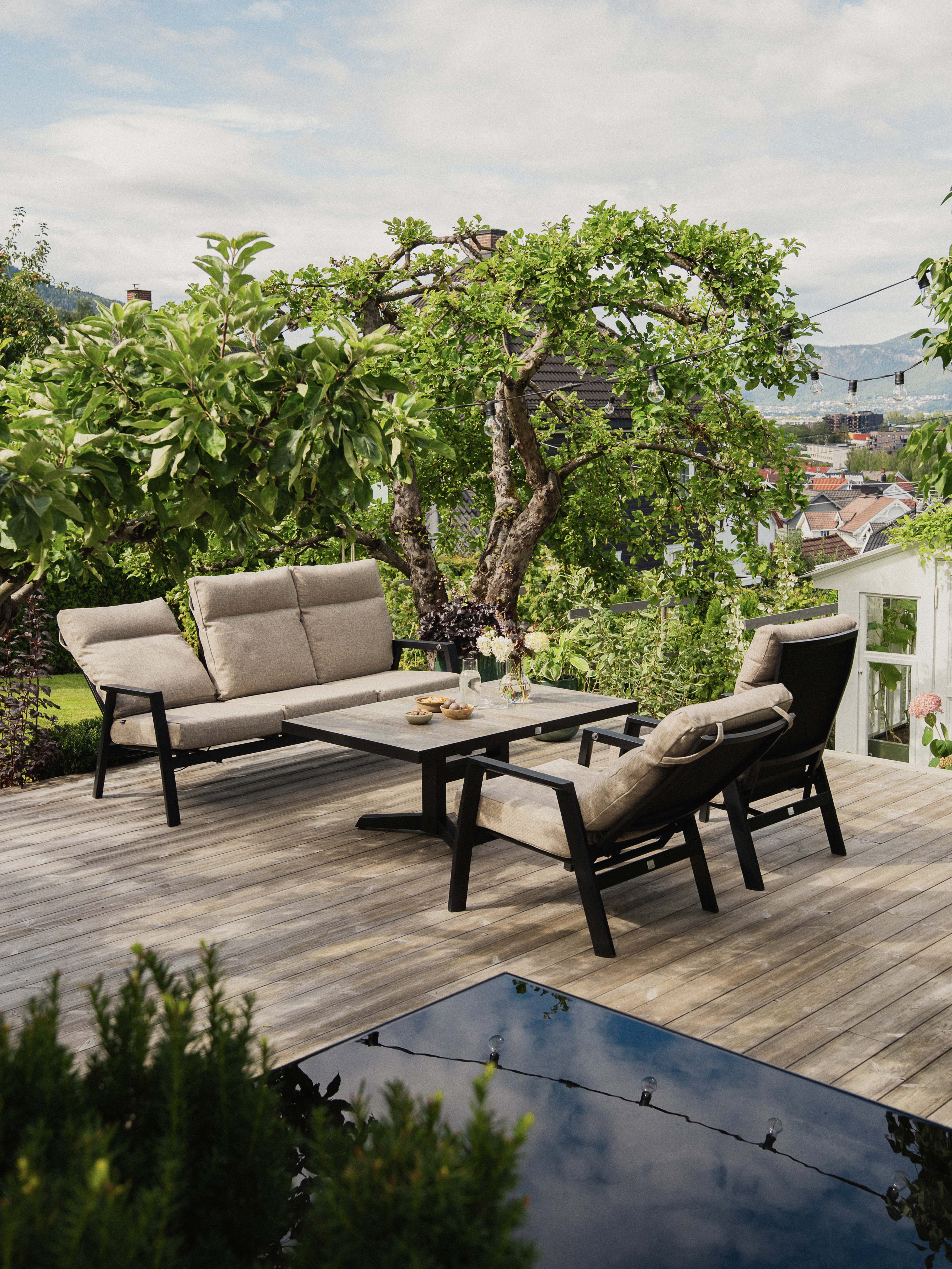 Beige sofagruppe som tåler litt regn. Kvalitets hagemøbler.