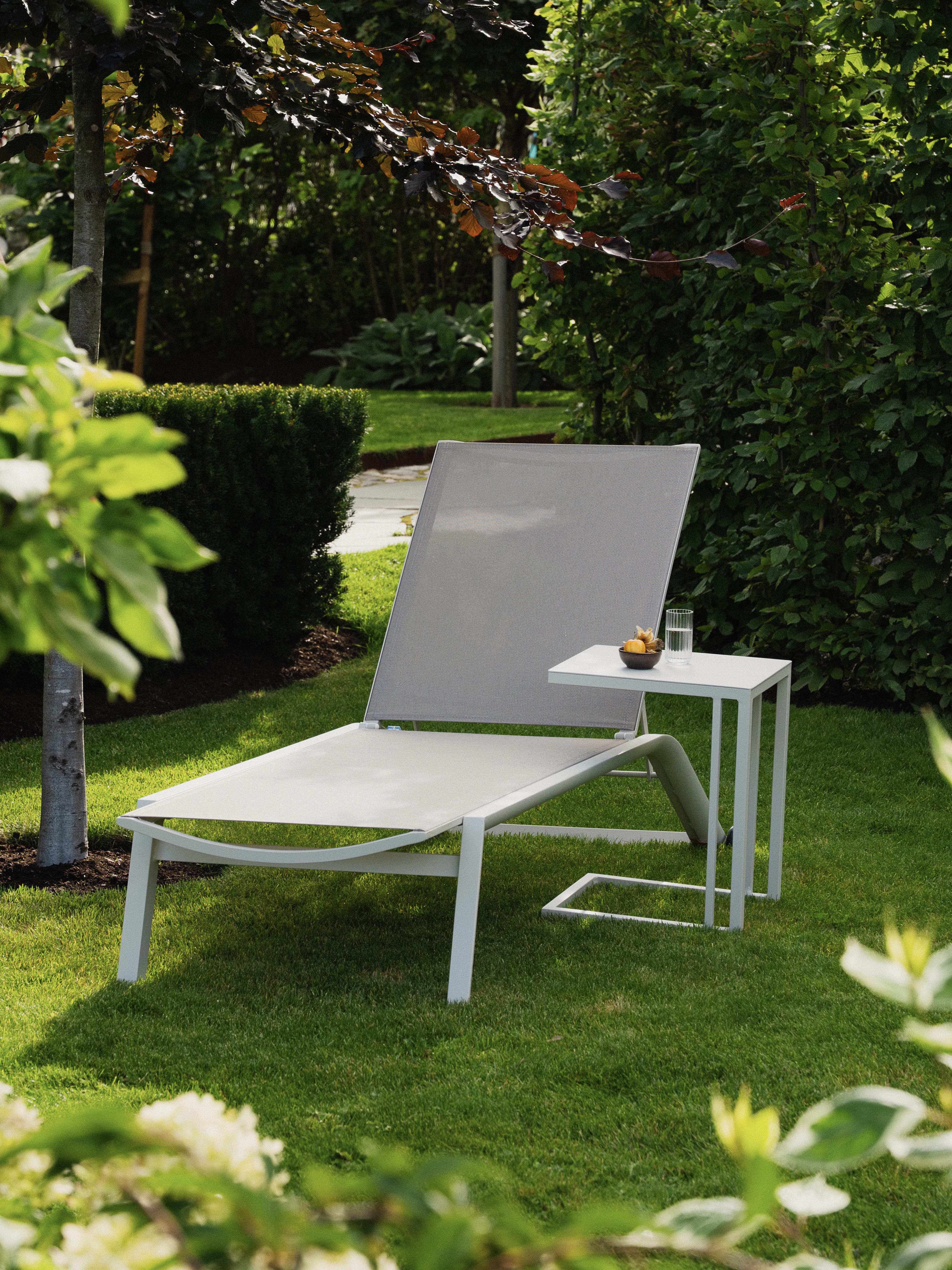 Komfortabel solseng i hvit kalk. Sammenleggbar