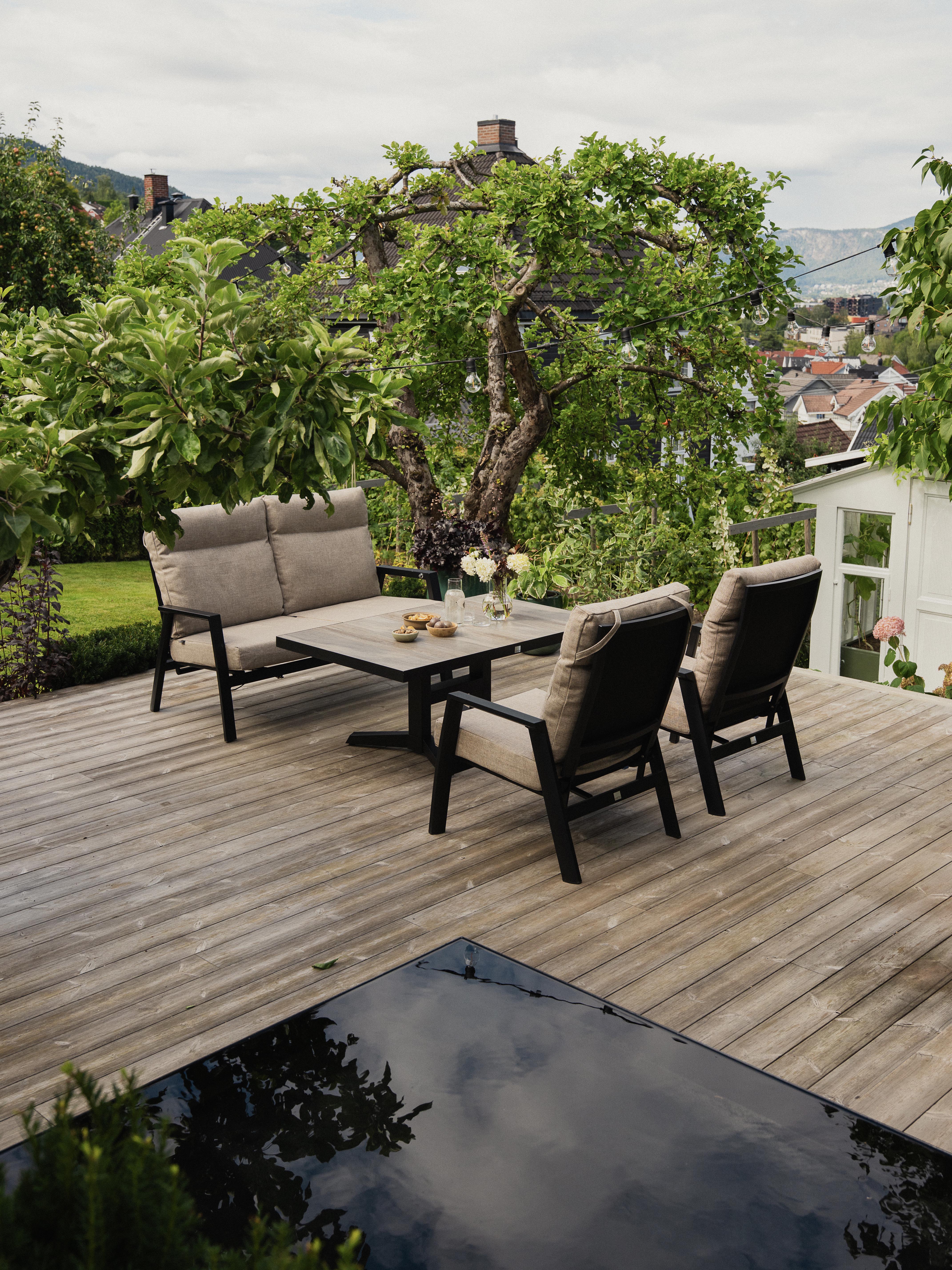 2-seter hagemøbel med justerbar rygg, komfortable puter i olefin. Hev og senk funksjon på bordet.