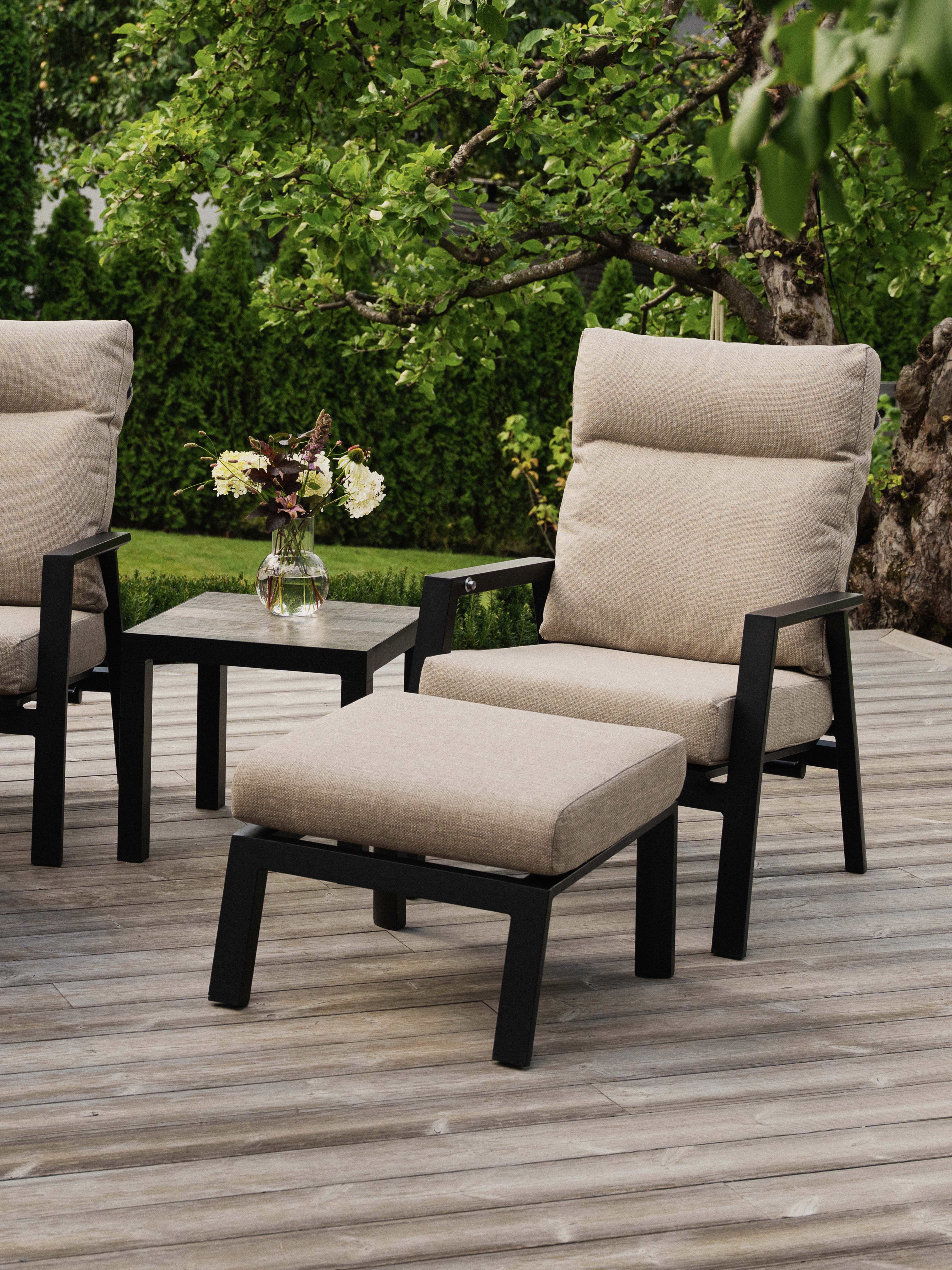 komfortabel lenestol / recleinersett med beige, værbestandige puter. Justerbar rygg.