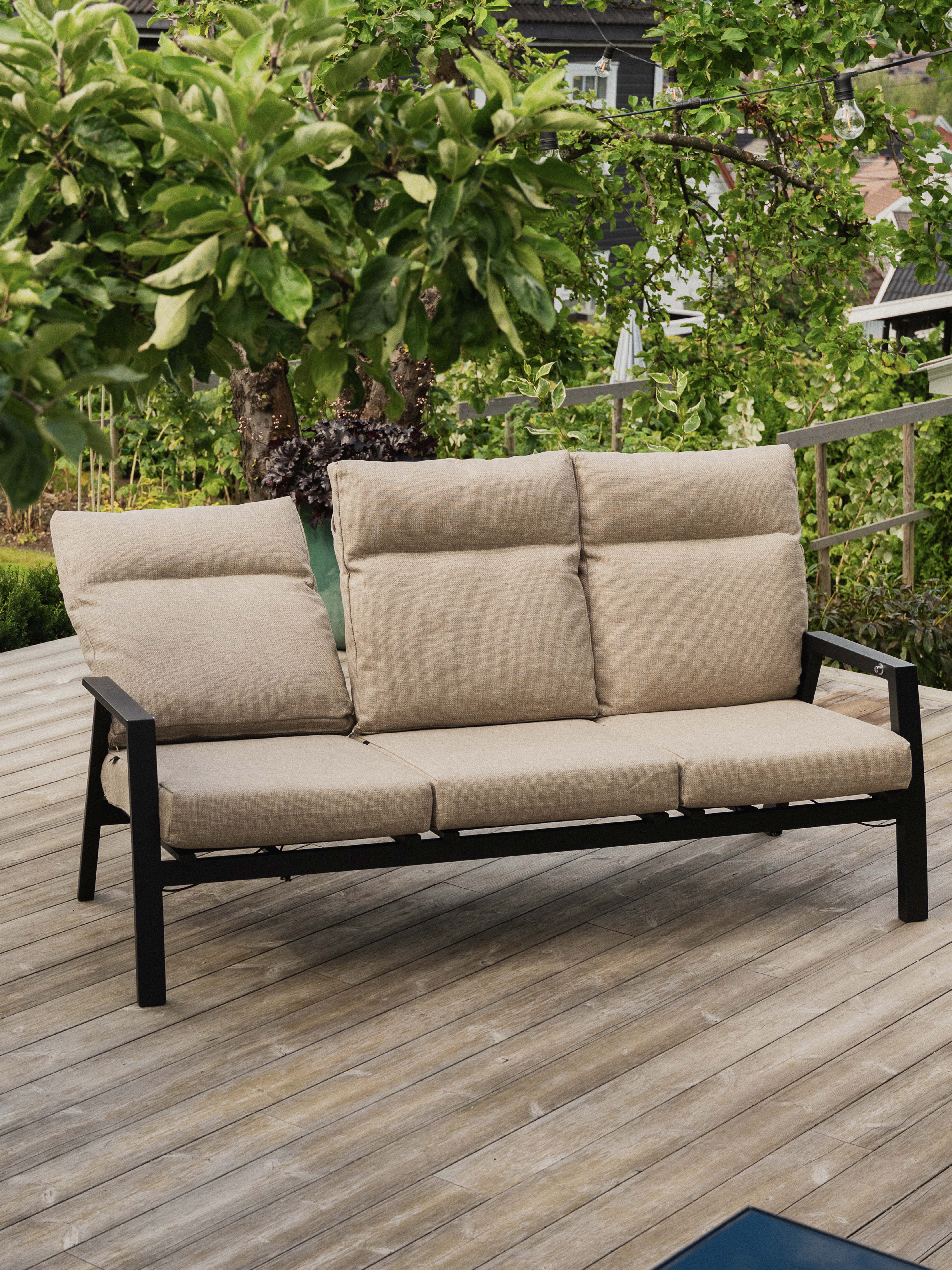 Flott hagemøbel! 3-seter hagesofa med værebestandige og komfortable puter i beige olefin tekstil.