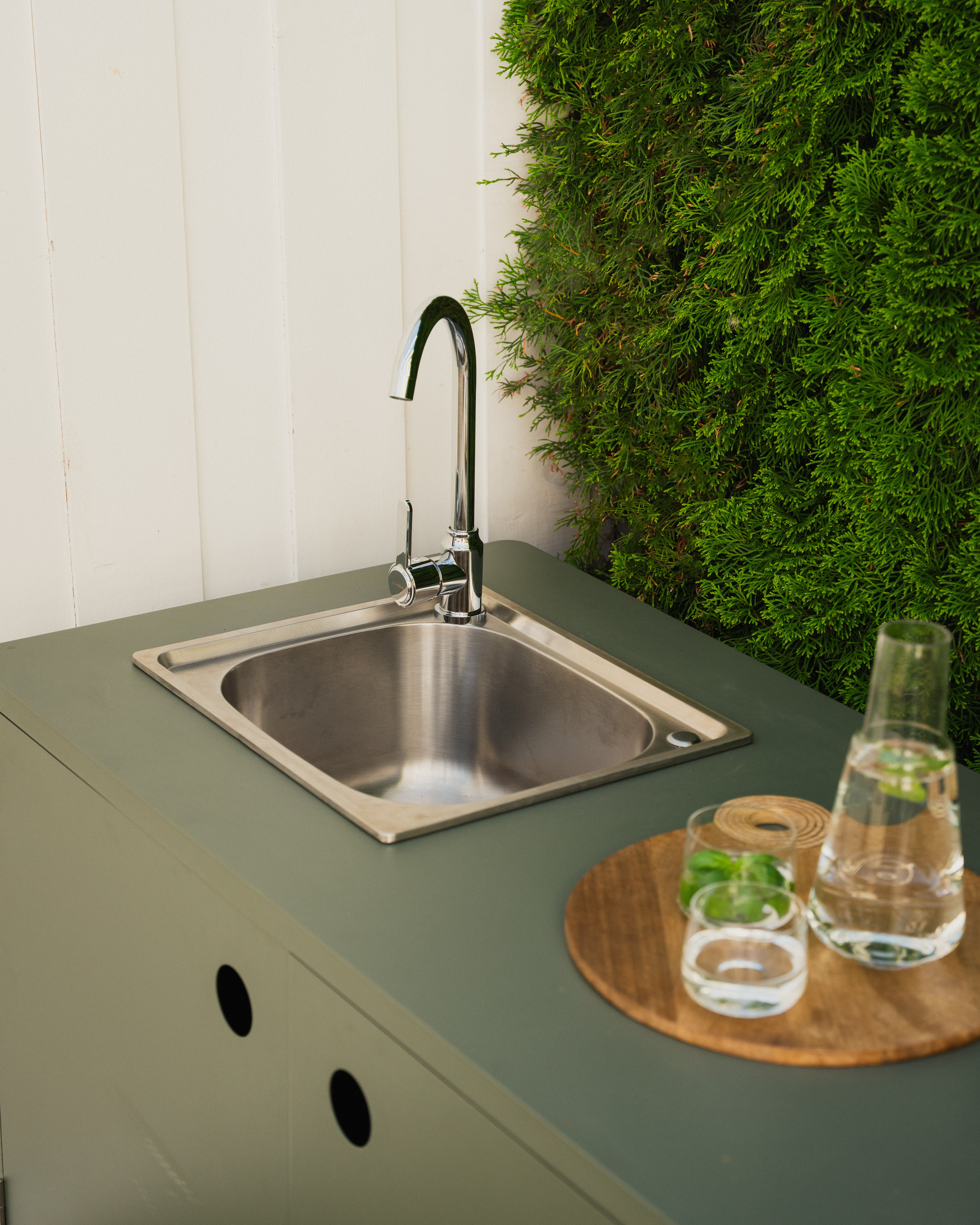 Kelia utekjøkken med kran og vask