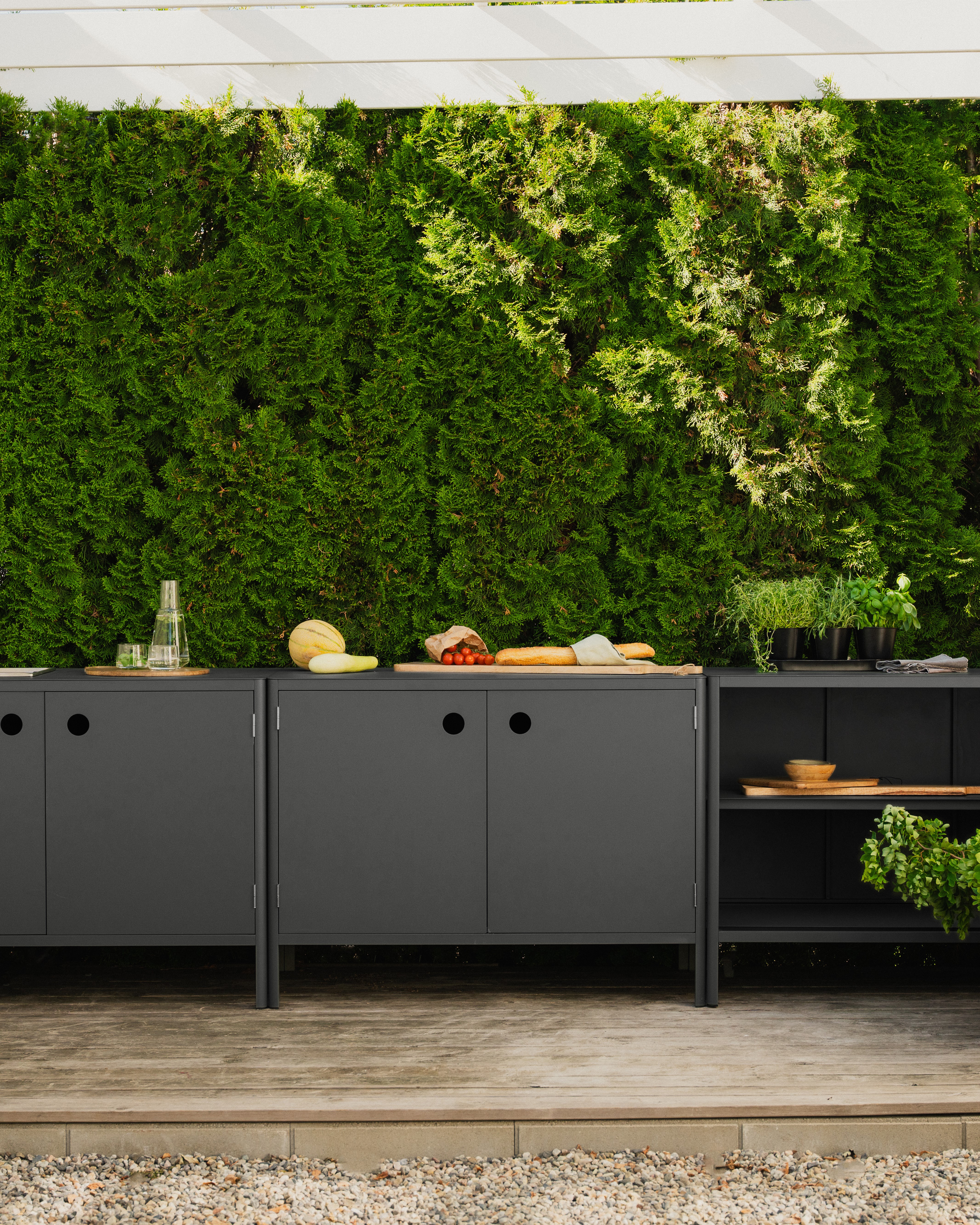 Kelia utekjøkken med dører Antrasitt