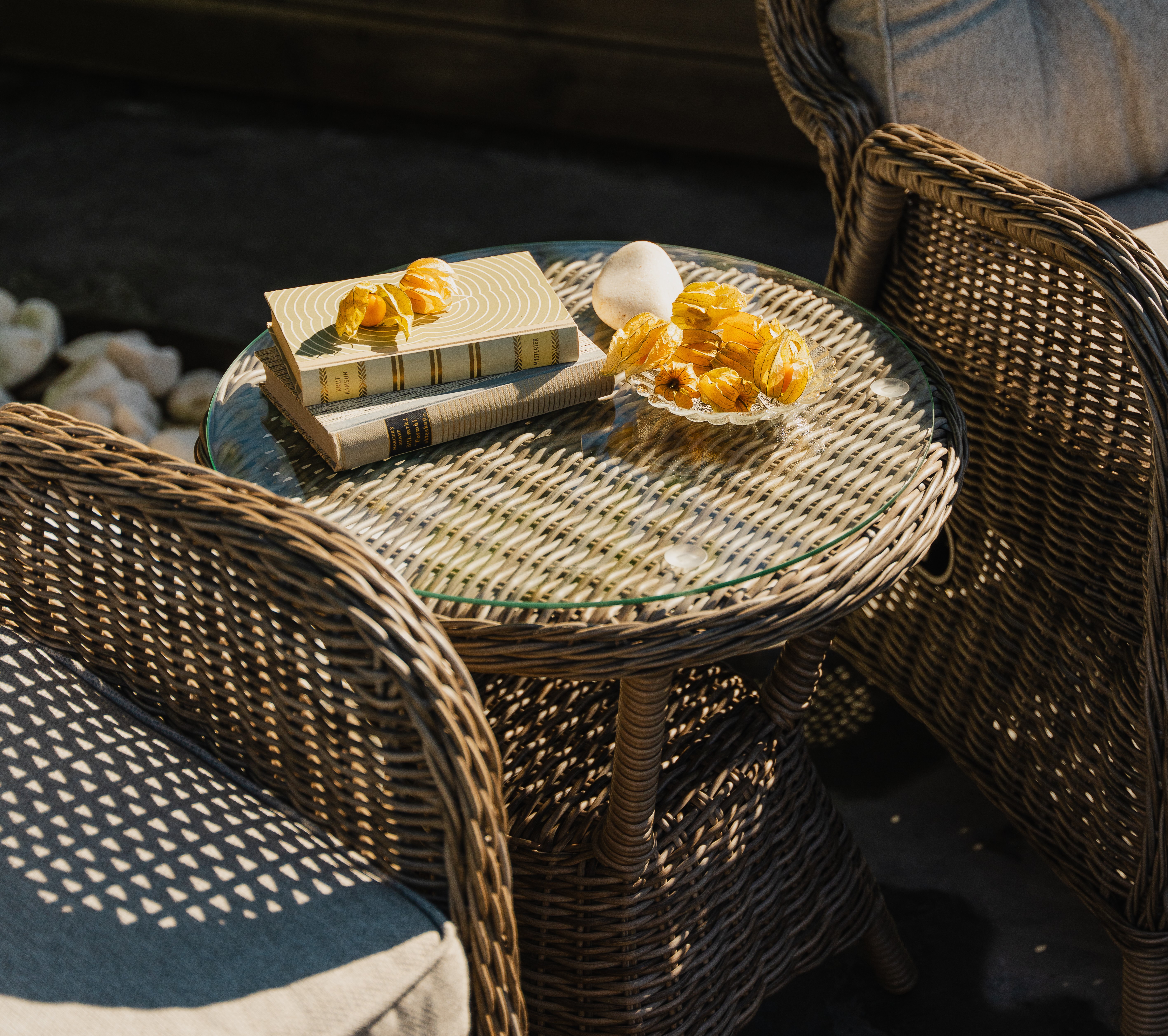 Klassisk sidebord i kunstrotting med glassplate.