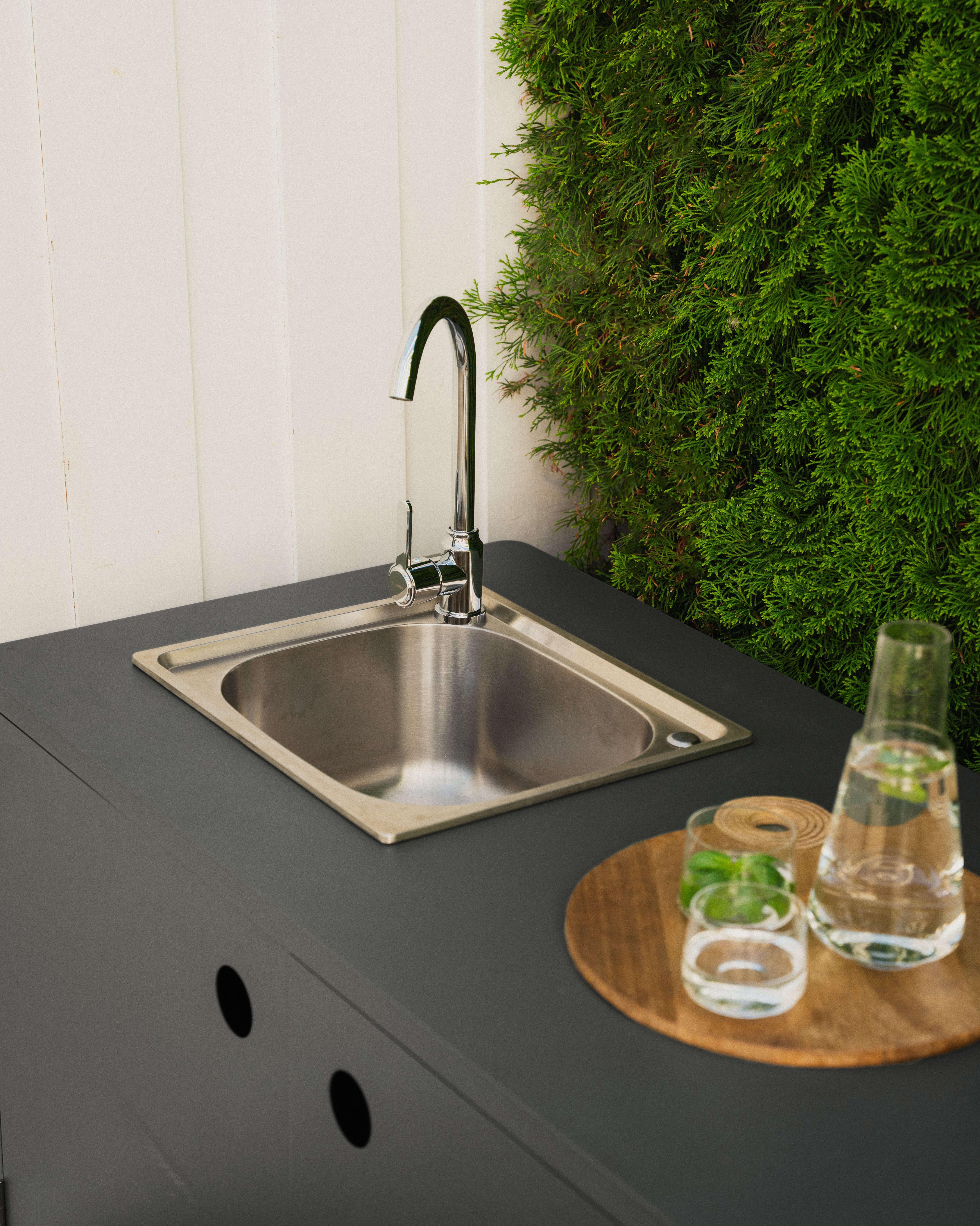 Kelia utekjøkken med vask og kran Antrasitt