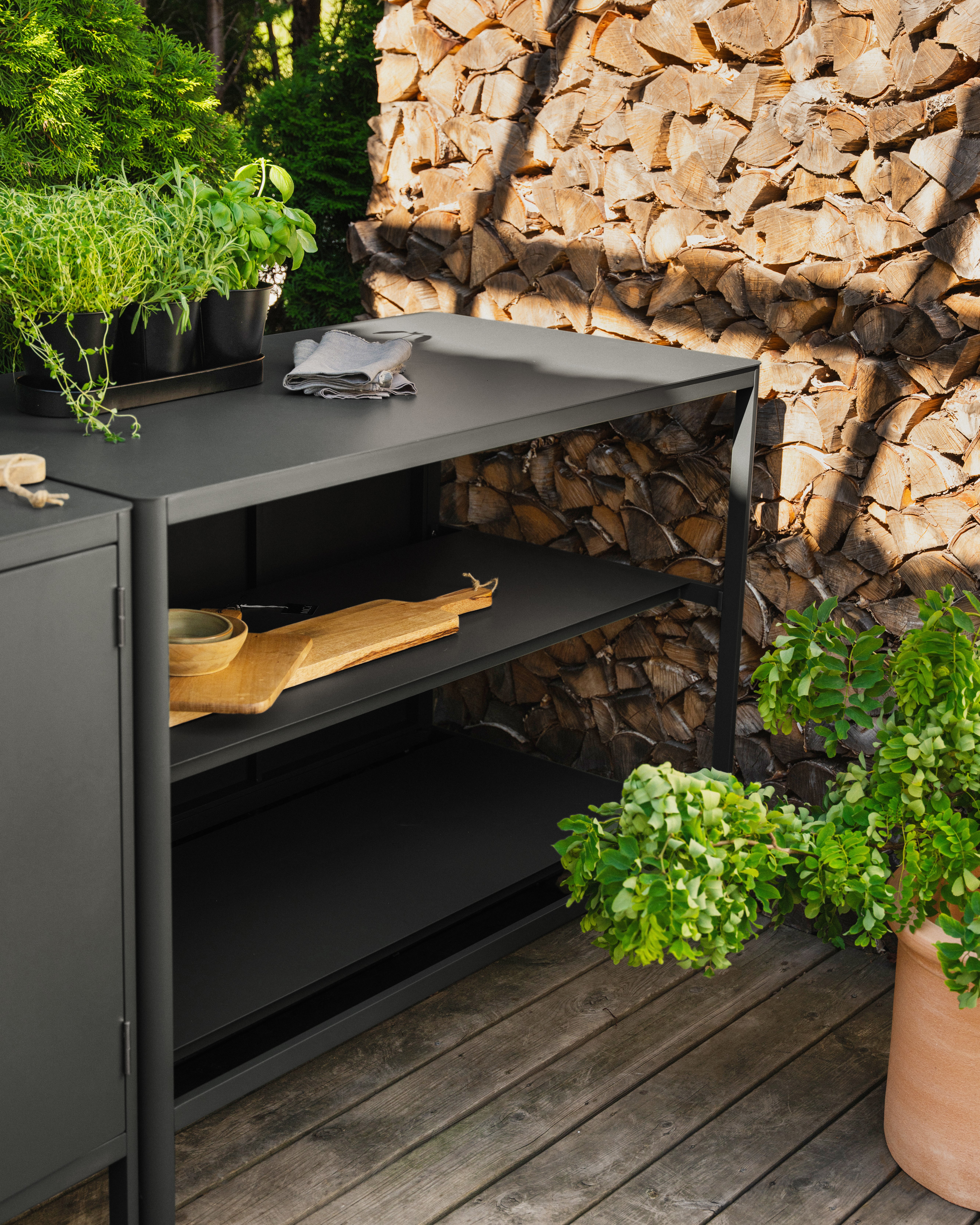 Kelia utekjøkken med hyller Antrasitt