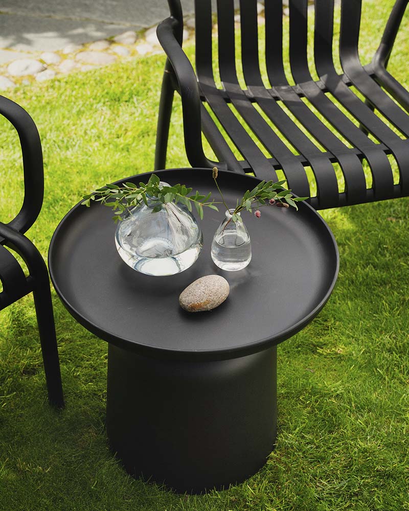 Plastbord, sidebord i sort plast til bruk utendørs.