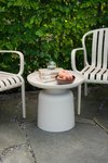 Rundt plastbord, sidebord i lys, beige farge