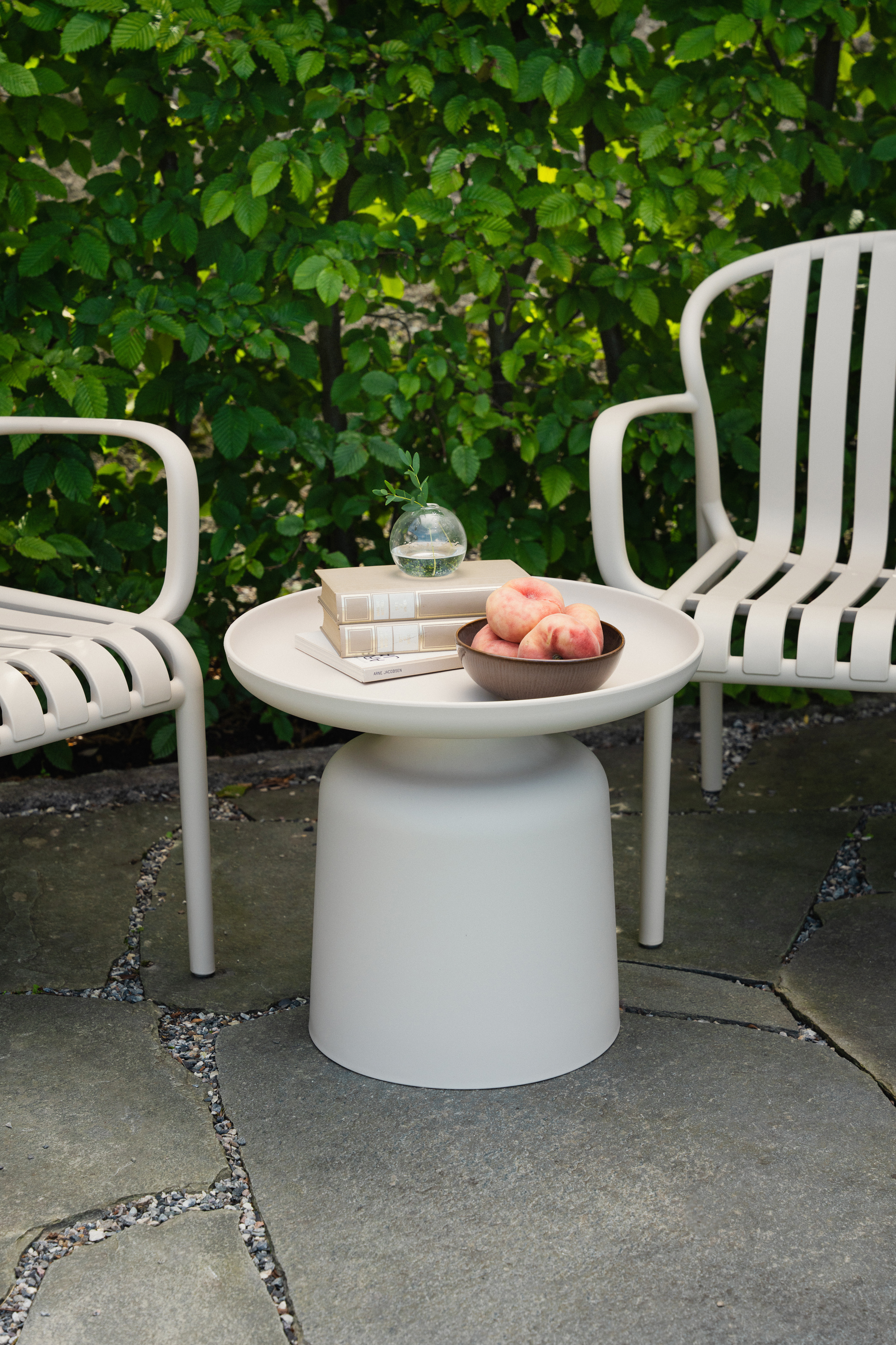 Rundt plastbord, sidebord i lys, beige farge