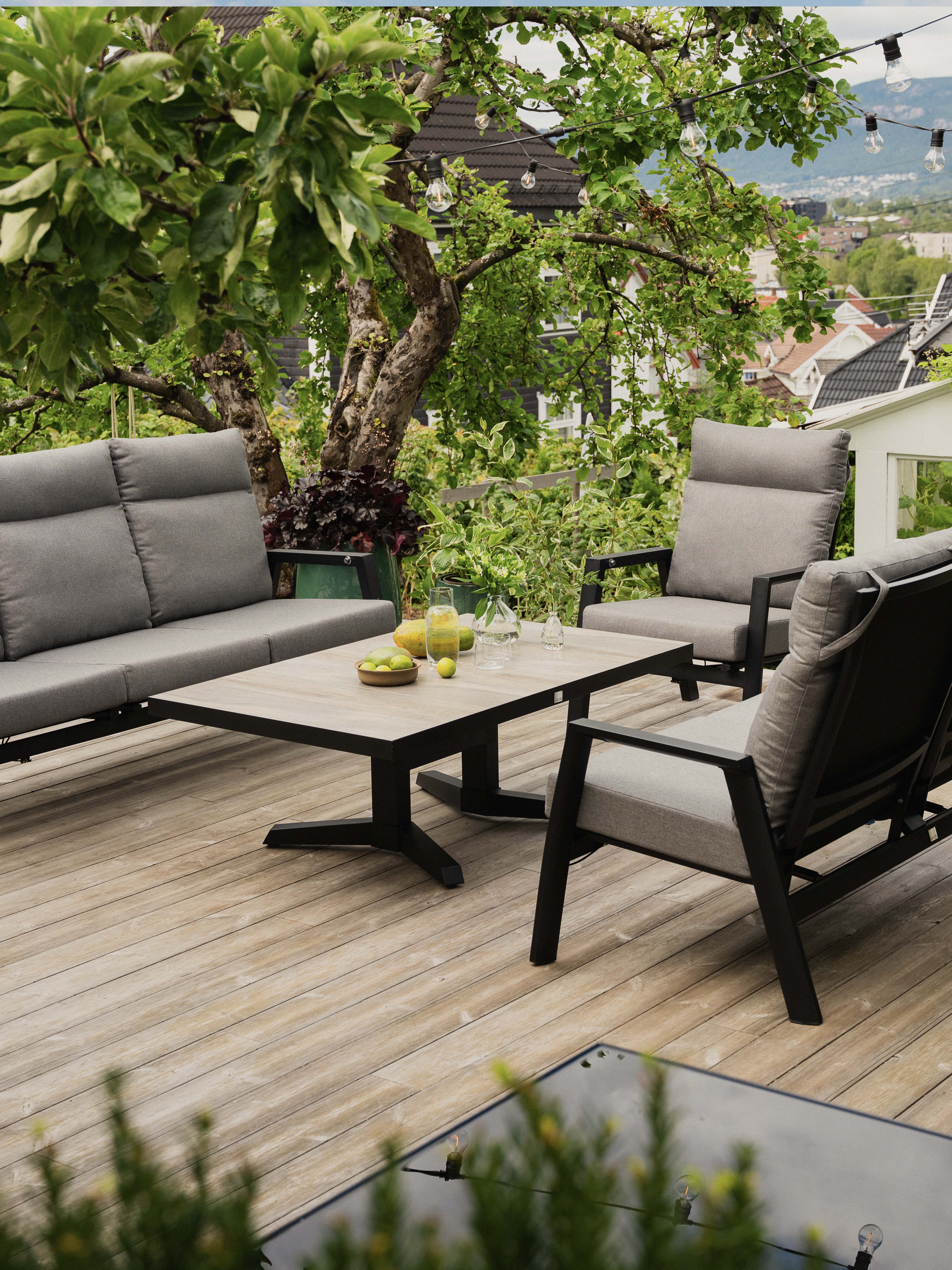 Sofagruppe med justerbar rygg på 3-seter og lenestoler. Grå, komfortable puter i værbestandig olefin.