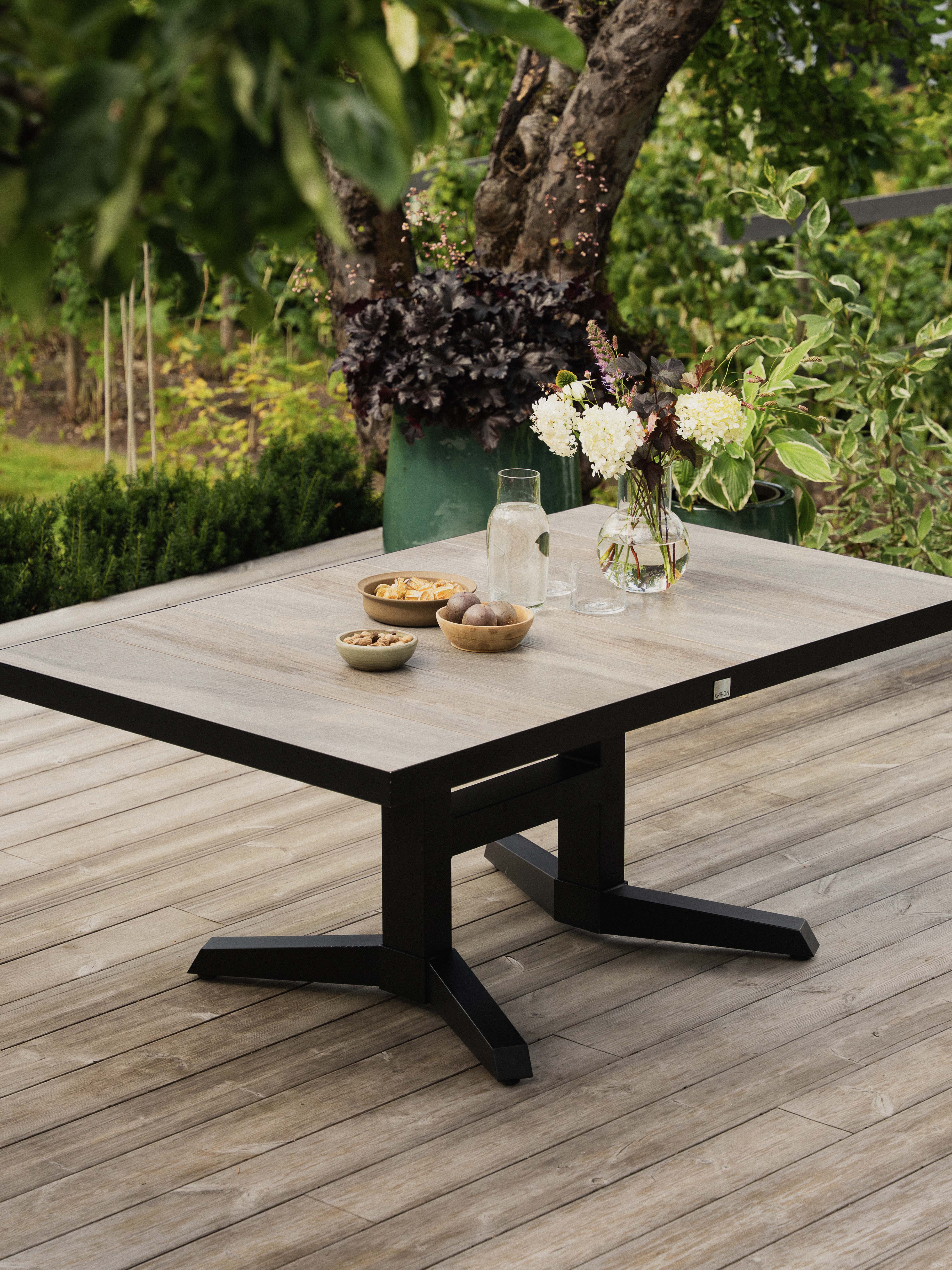 Hev og senkbord med justerbar høyde til uteplassen. Hagemøbler fra Hageland