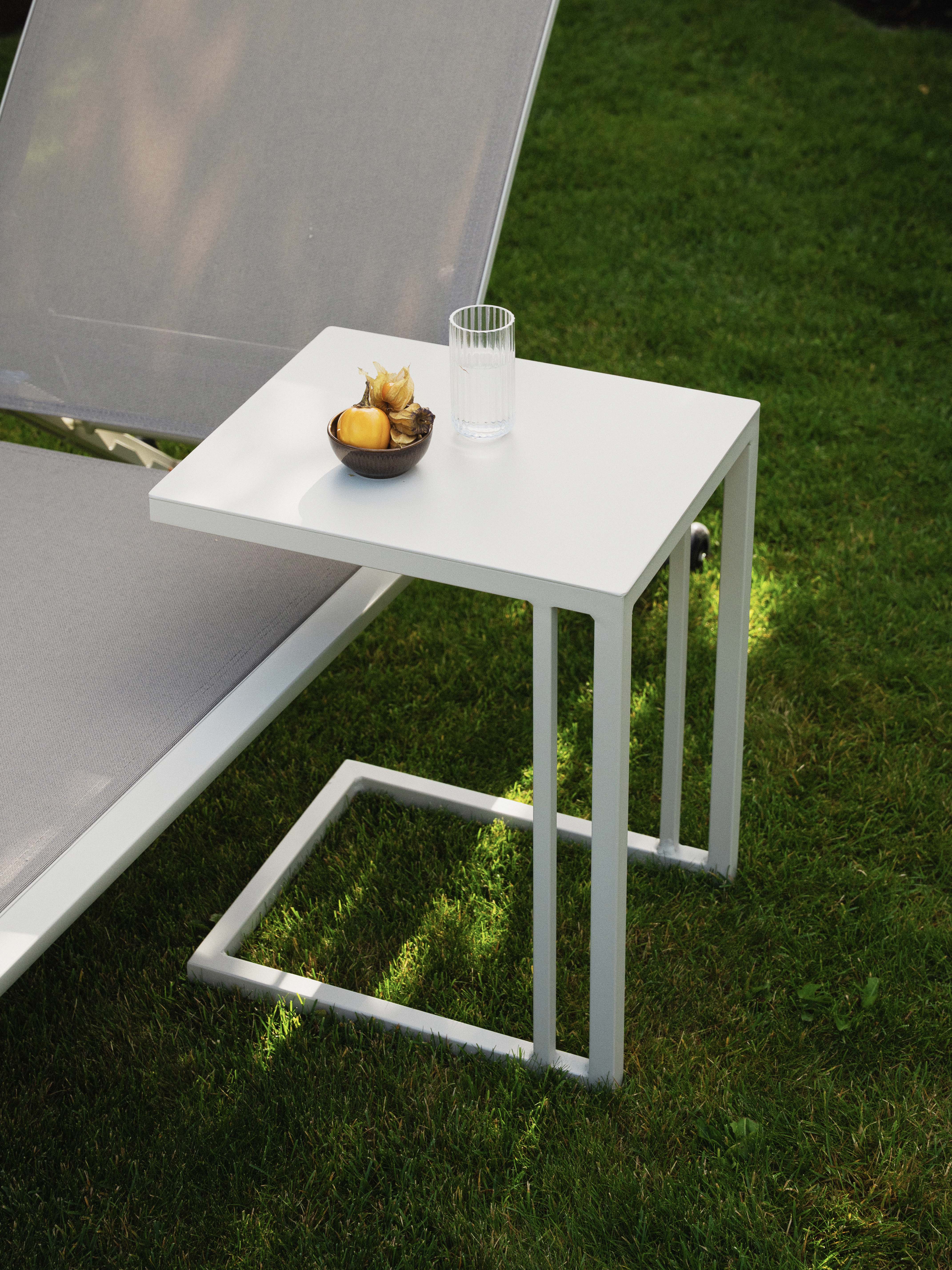 Praktisk sidebord i lys kalkfarge