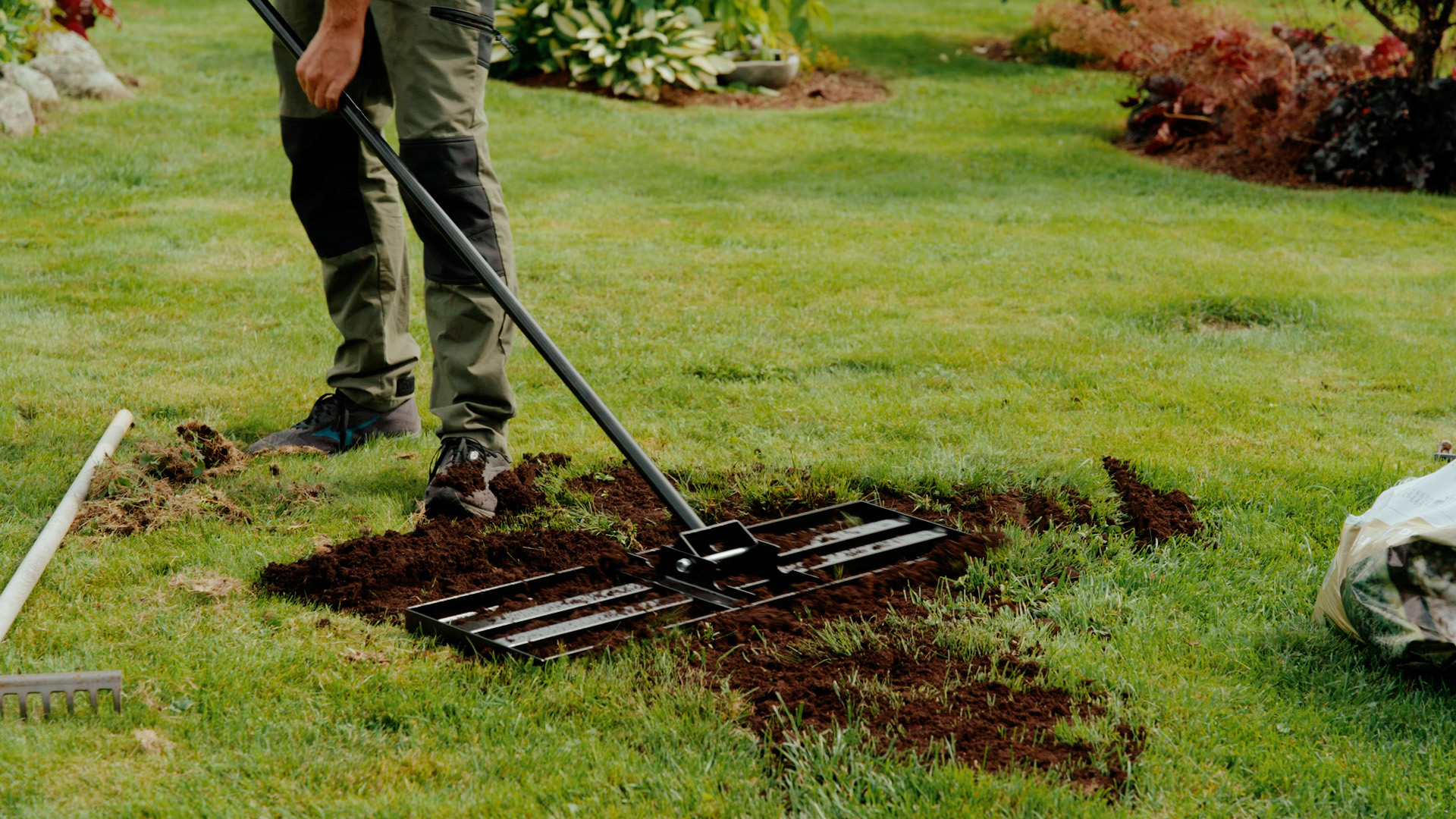 Plen Rake Vinterskadet plen? Slik får du plenen frisk og grønn.