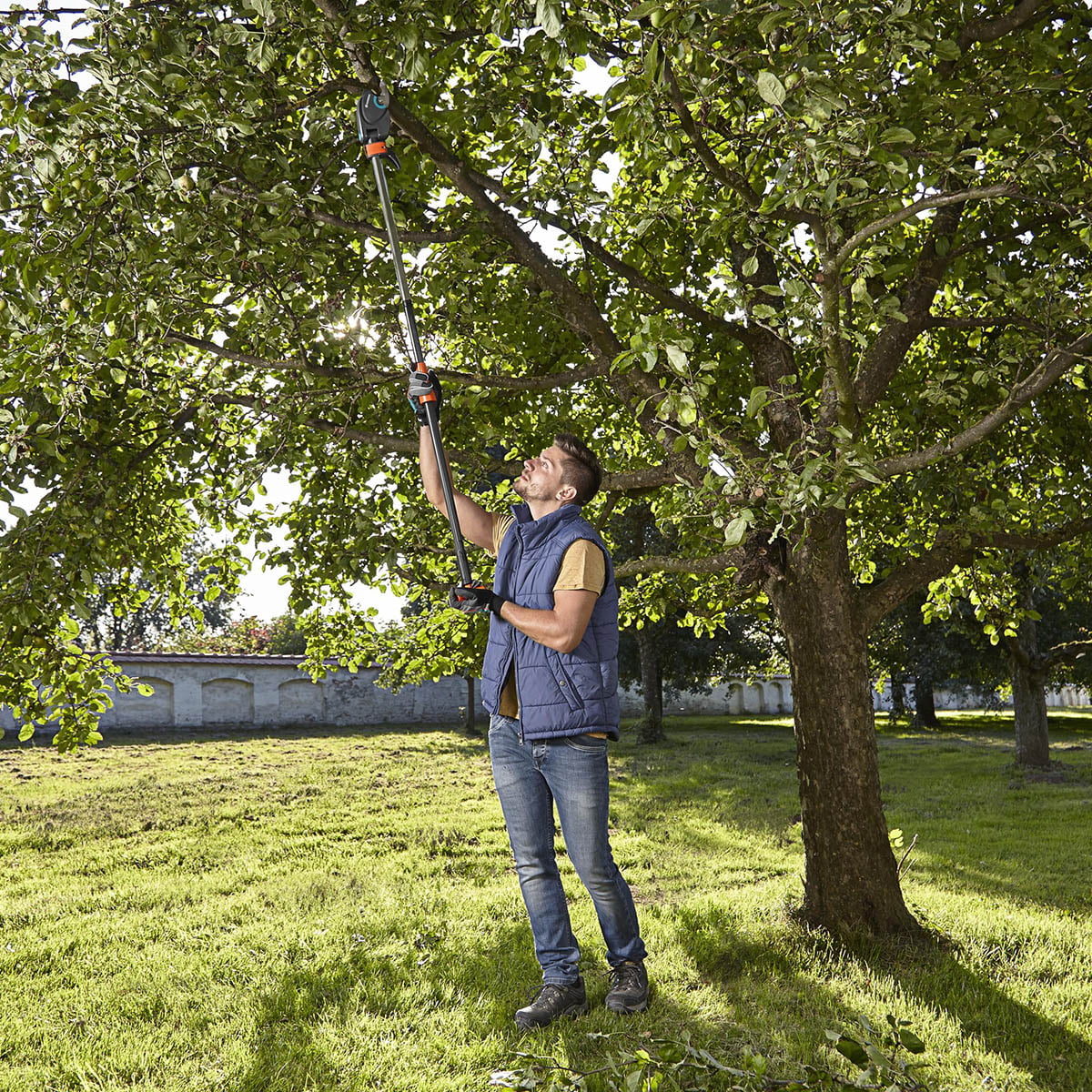 Toppsaksen Med en lengde på 160 cm, kan du enkelt og sikkert beskjære med føttene godt plantet på jorden