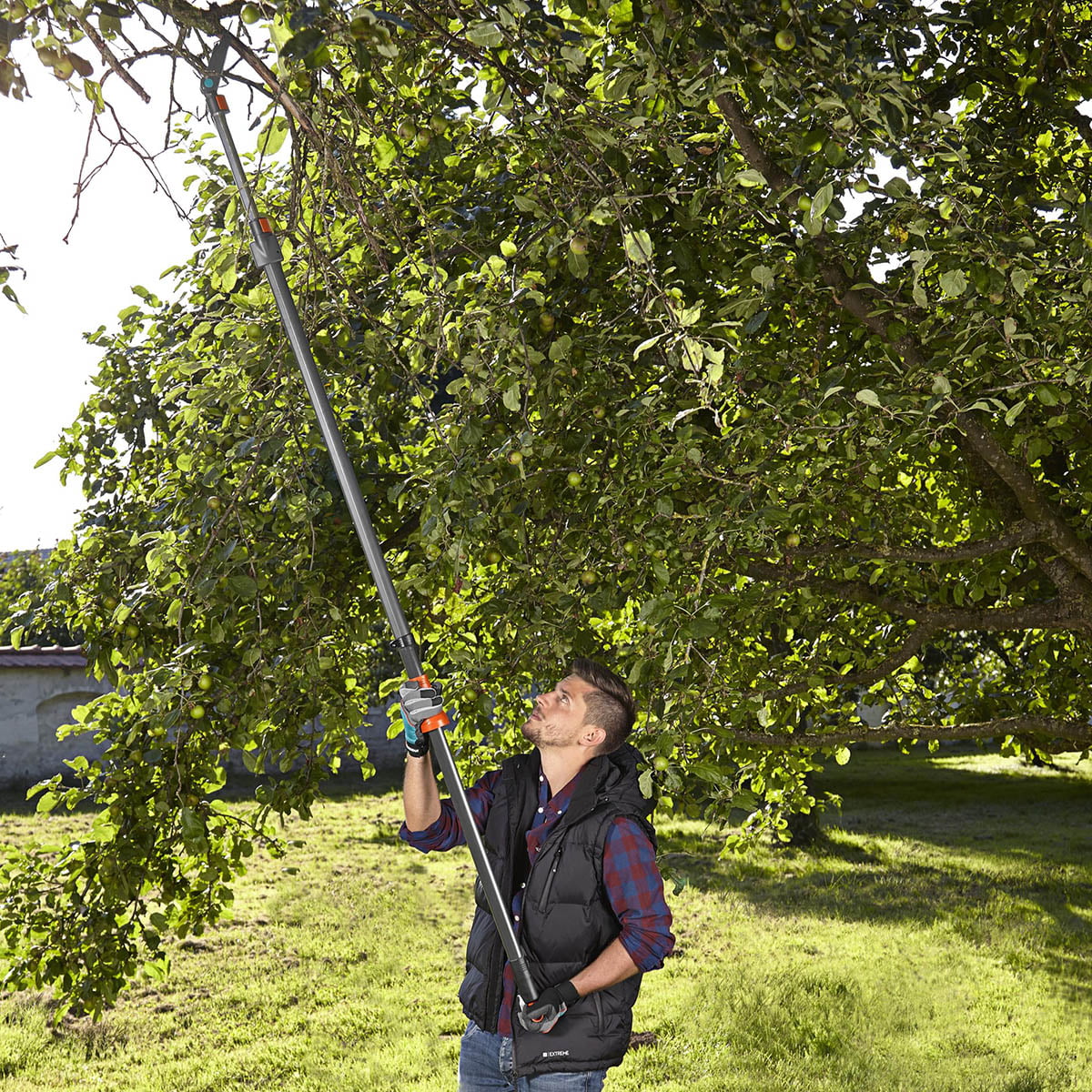 Toppsaksen Med en lengde på 230 - 410 cmm, kan du enkelt og sikkert beskjære med føttene godt plantet på jorden