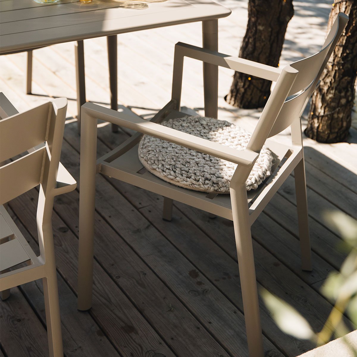 Stablebar spisestol med god sittekomfort i khakifarget aluminium.