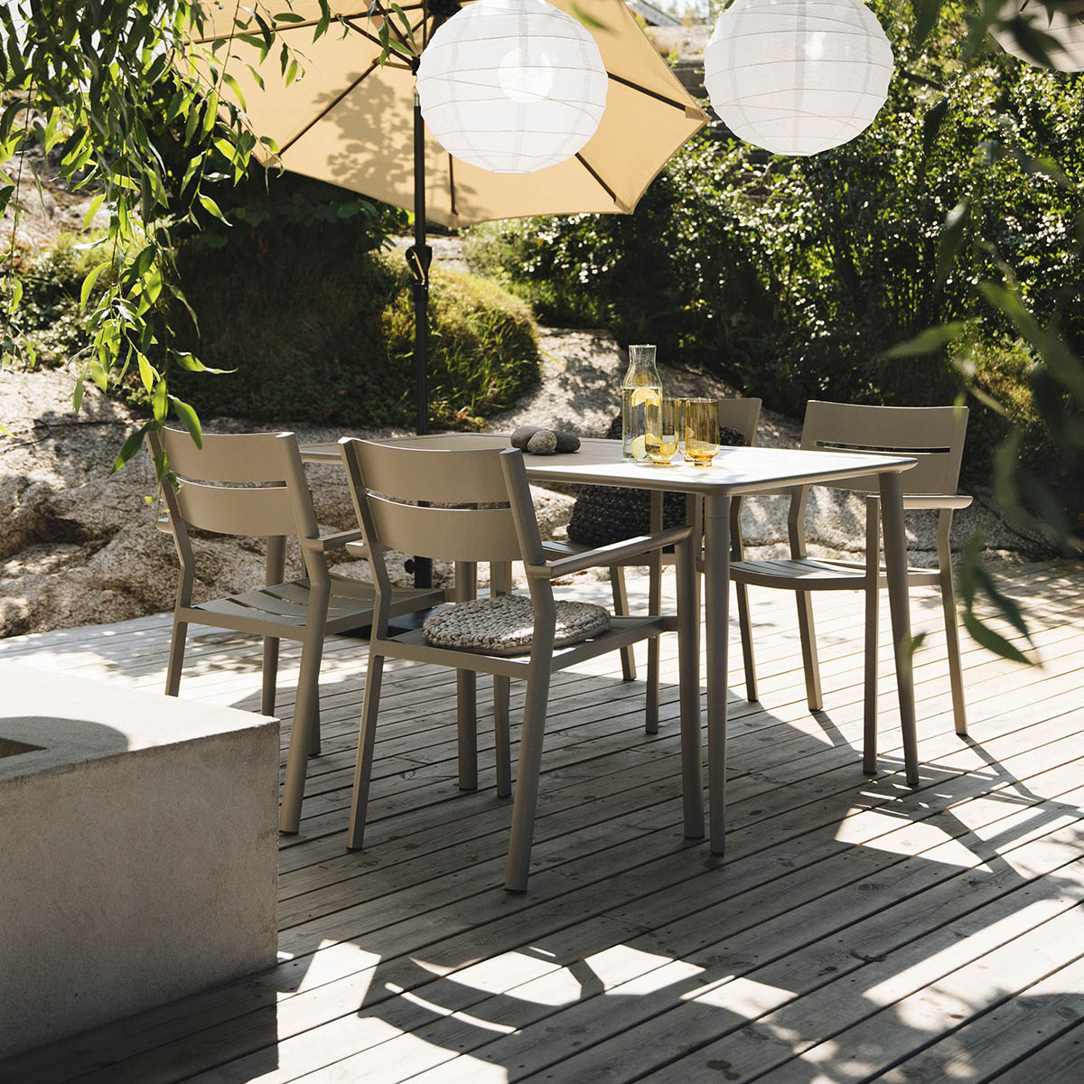 Spisebord i aluminium med pent ribbet bordplater og koniske runde ben.