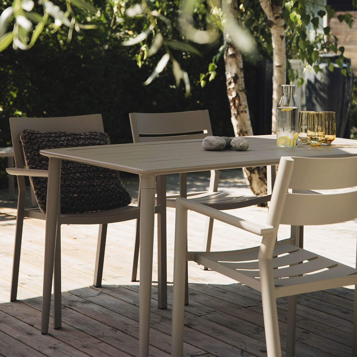 Spisebord i aluminium med pent ribbet bordplater og koniske runde ben.