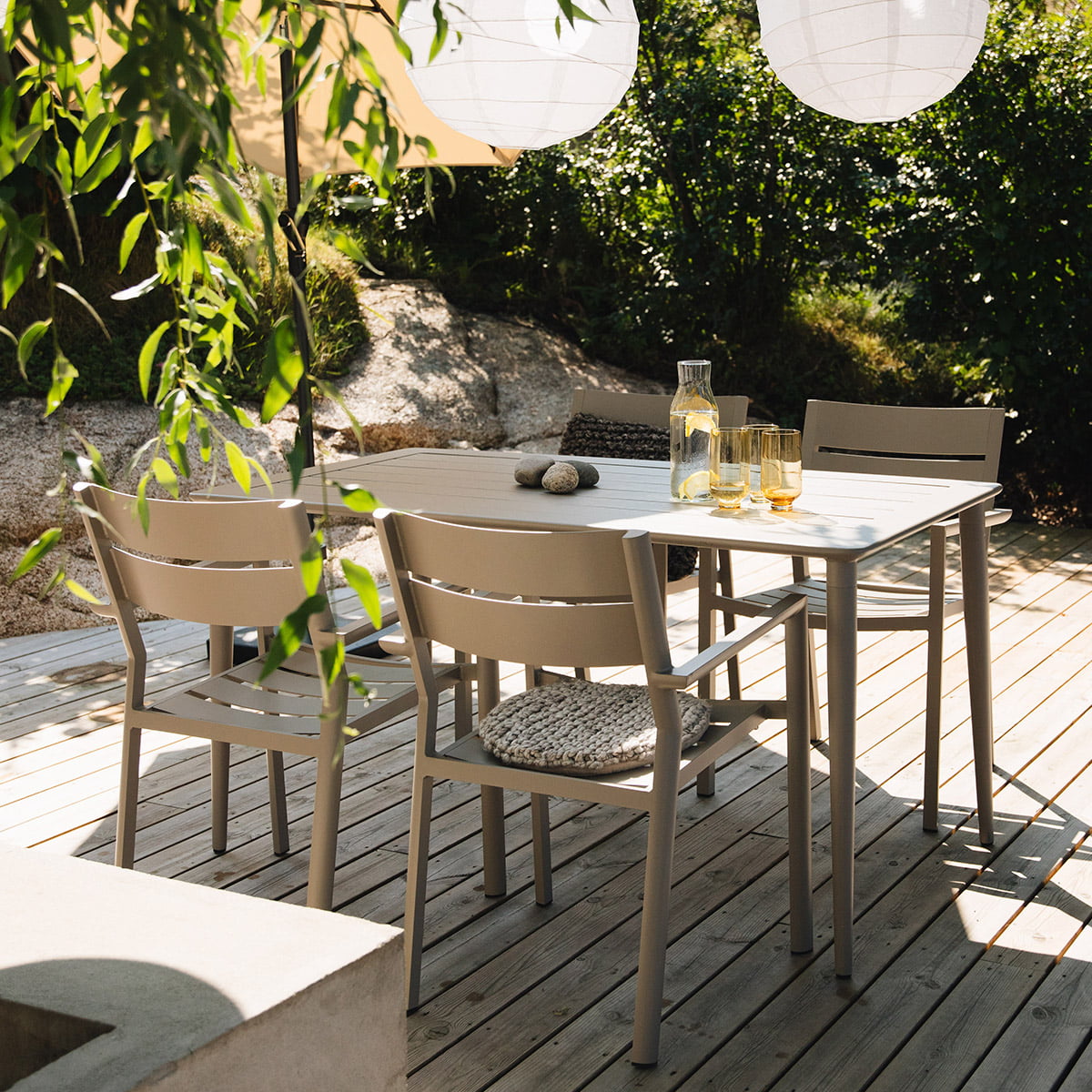 En fin spisegruppe i aluminium i nydelig khaki farge. Her kan du også kombinere med andre farger på stolene, som burnt paprika og grønn