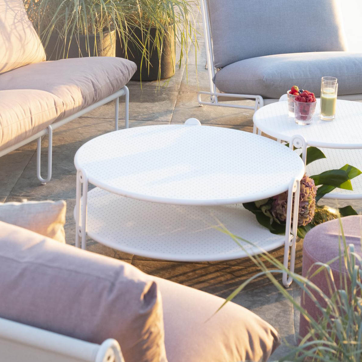 Blixt rundt bord i aluminium med diameter på 85 cm. Bordet har perforert bordplate, fine designdetaljer