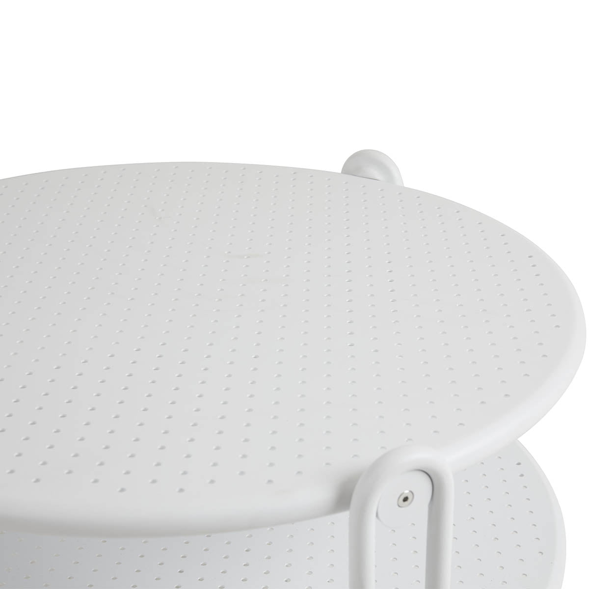 Blixt rundt bord i aluminium med diameter på 85 cm. Bordet har perforert bordplate, fine designdetaljer