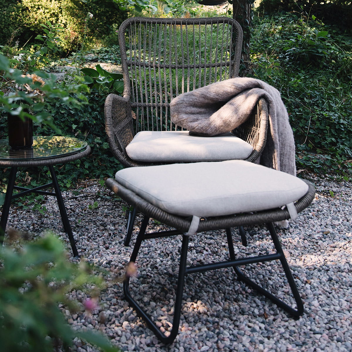 Deilig hvilestol i den populære serien vår Linnea. Kommer i naturfarget kunstrotting med beige pute i olefinstoff.