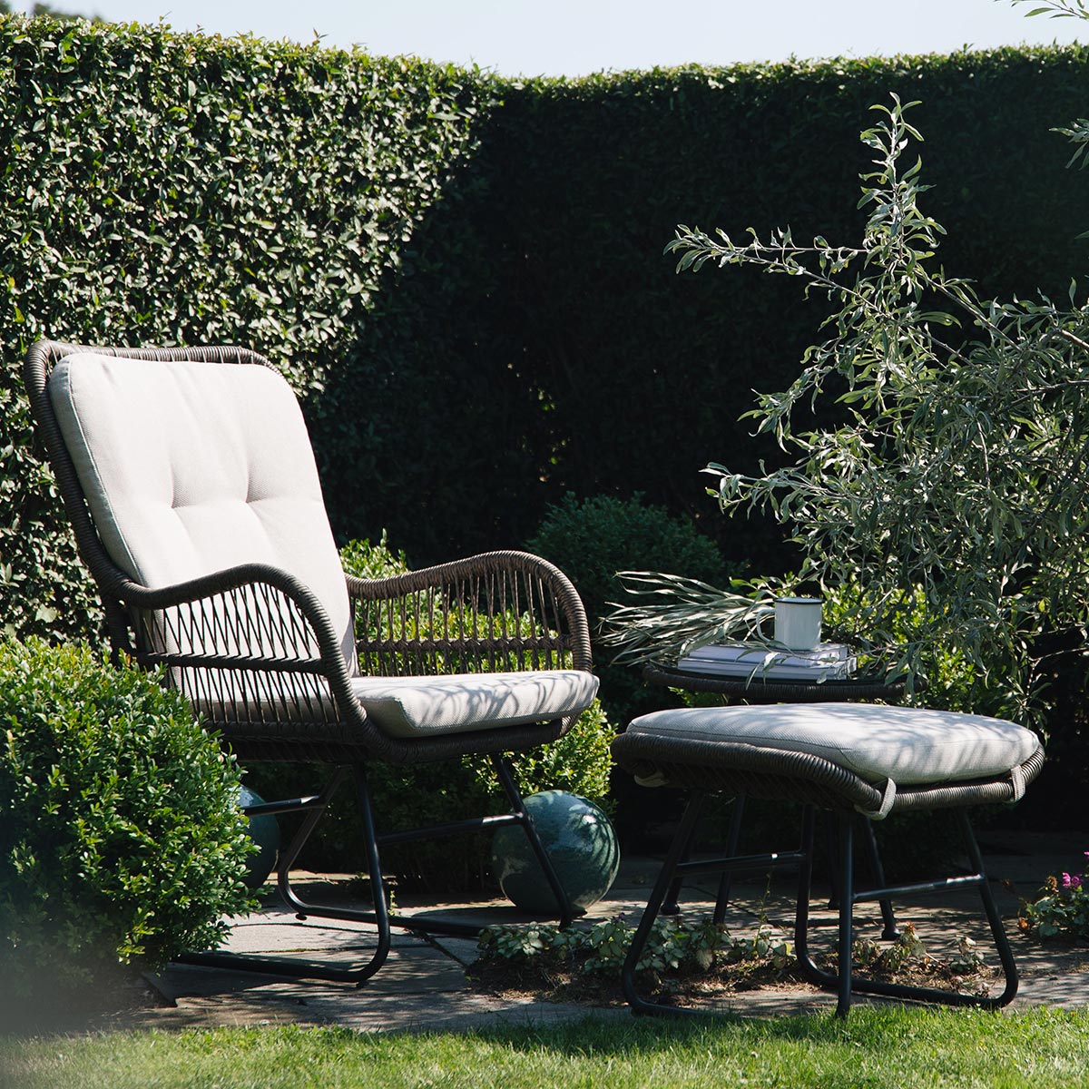 Deilig hvilestol i den populære serien vår Linnea. Kommer i naturfarget kunstrotting med beige pute i olefinstoff.