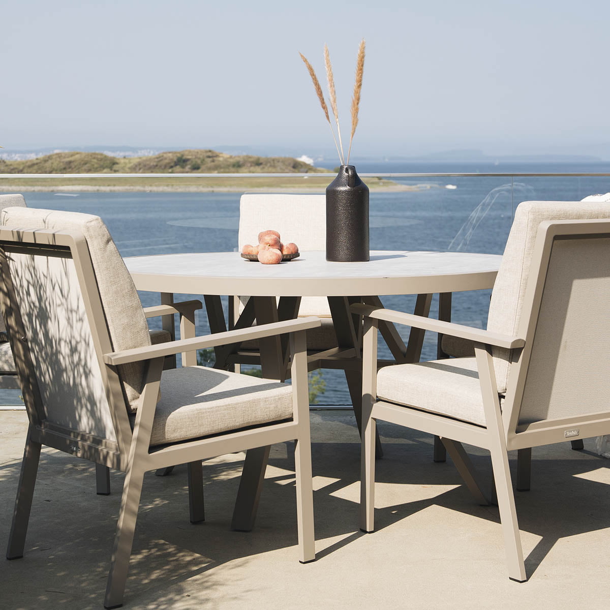 Spisebord Samvaro khaki ferdig dekket på terrassen