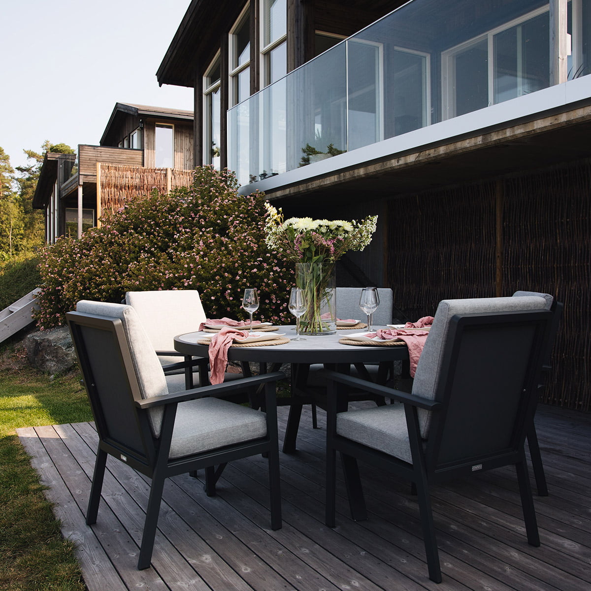 Stolene er gode å sitte i , og med et rundt bord skaper en fin ramme for et sosial hygge