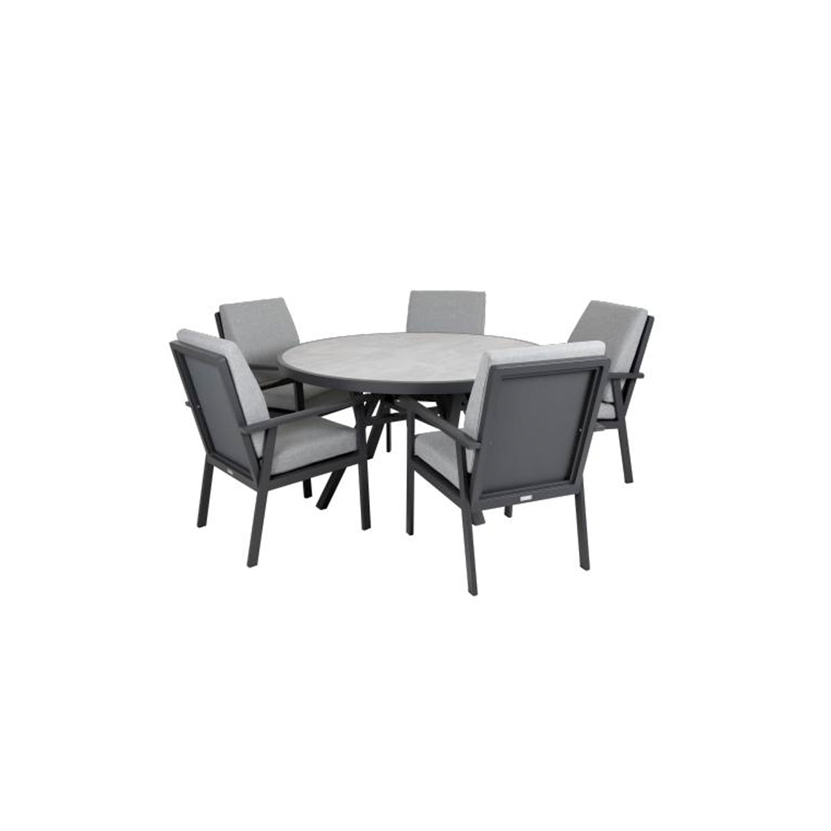 Stolene er gode å sitte i , og med et rundt bord skaper en fin ramme for et sosial hygge